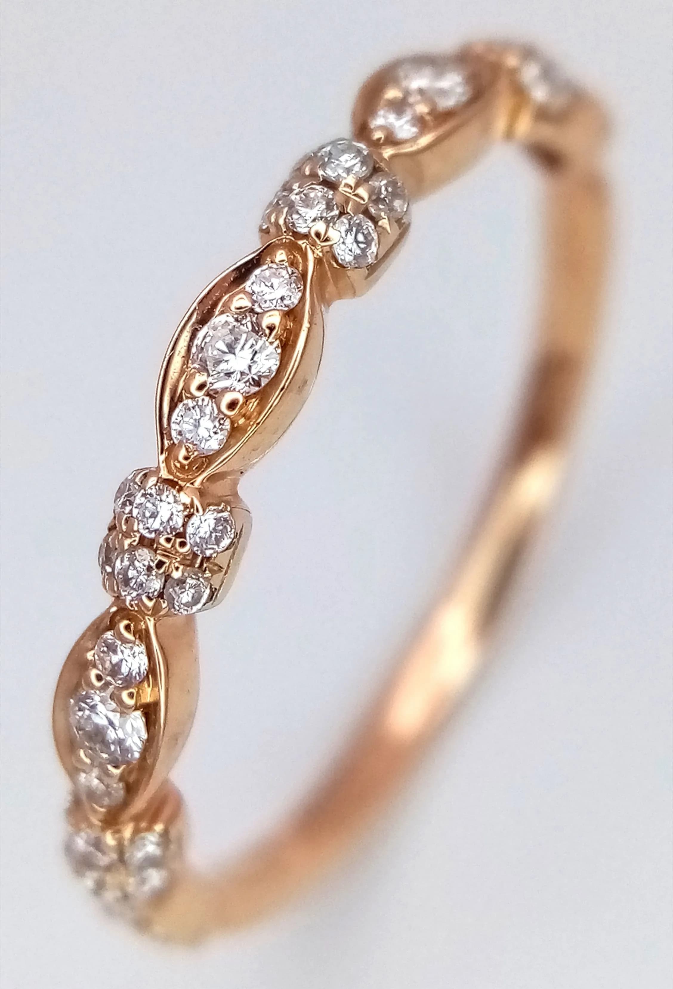 AN 18K YELLOW GOLD, DIAMOND SET BAND RING. 0.25CTW. 1.4G, SIZE K. SSPA 5007