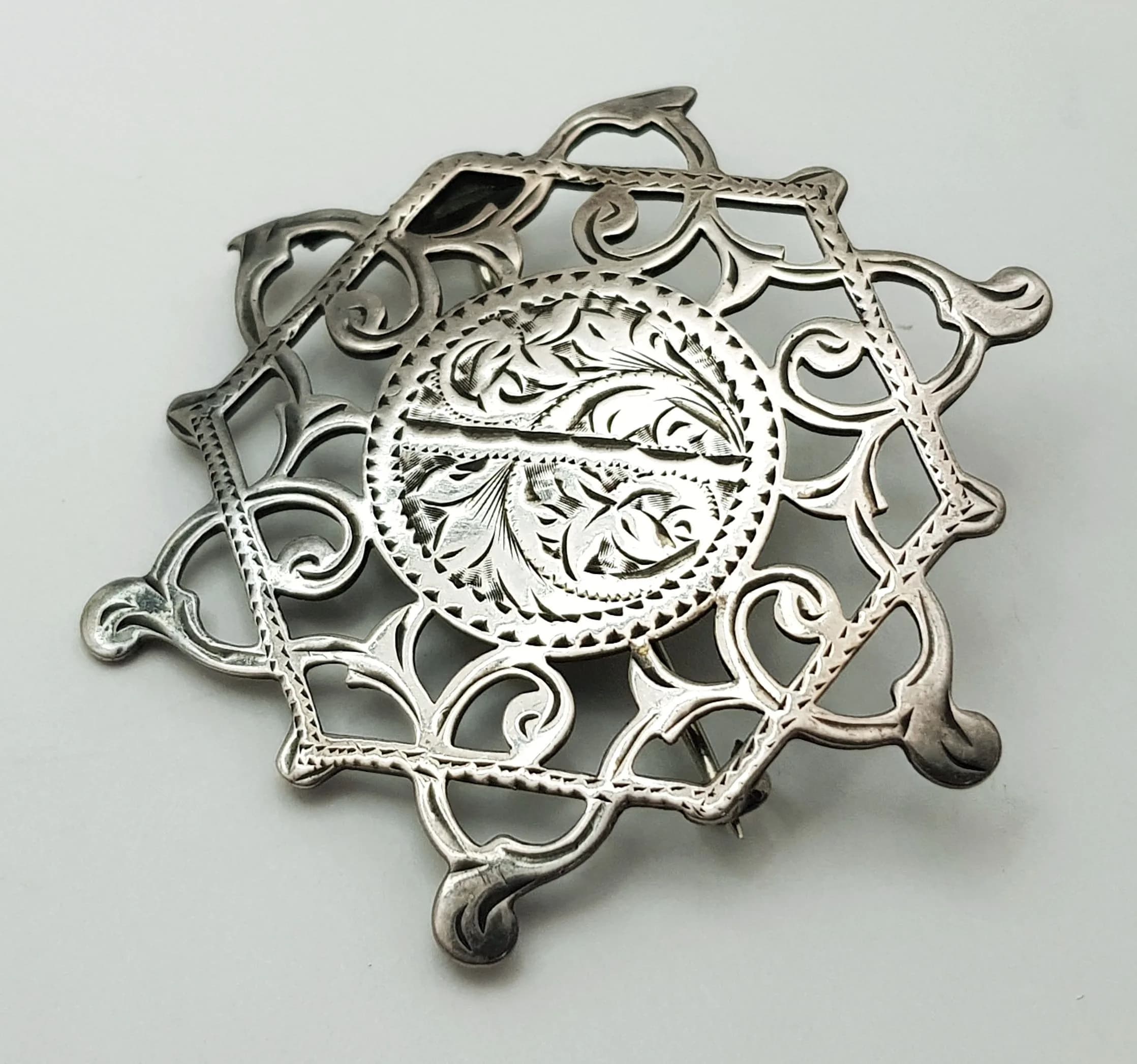 Large Antique ADIE and LOVEKIN SILVER ‘ART NOUVEAU’ BROOCH. Full UK Hallmark 1900. Approx 5 cm x 4.5 cm.