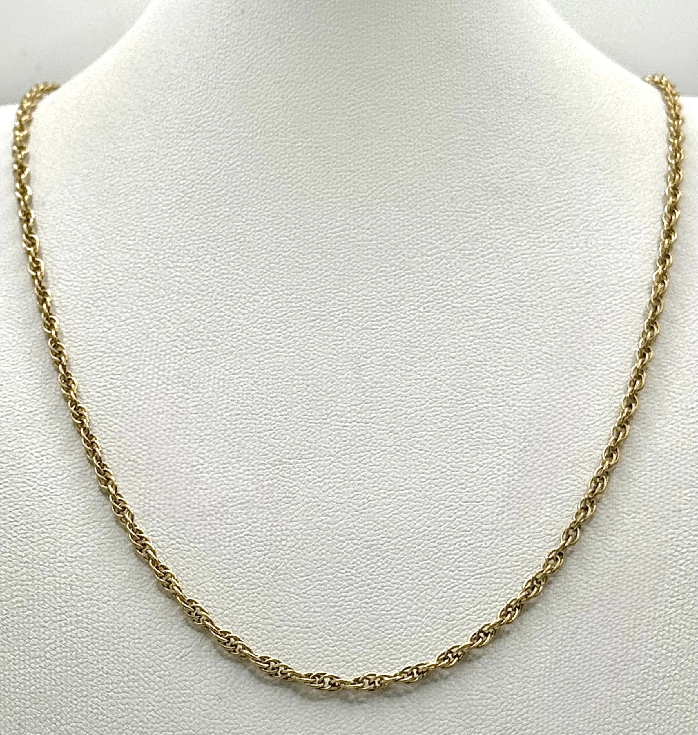 A 9K GOLD ROPE TWIST NECK CHAIN NECKLACE. 7.1gms 60cms