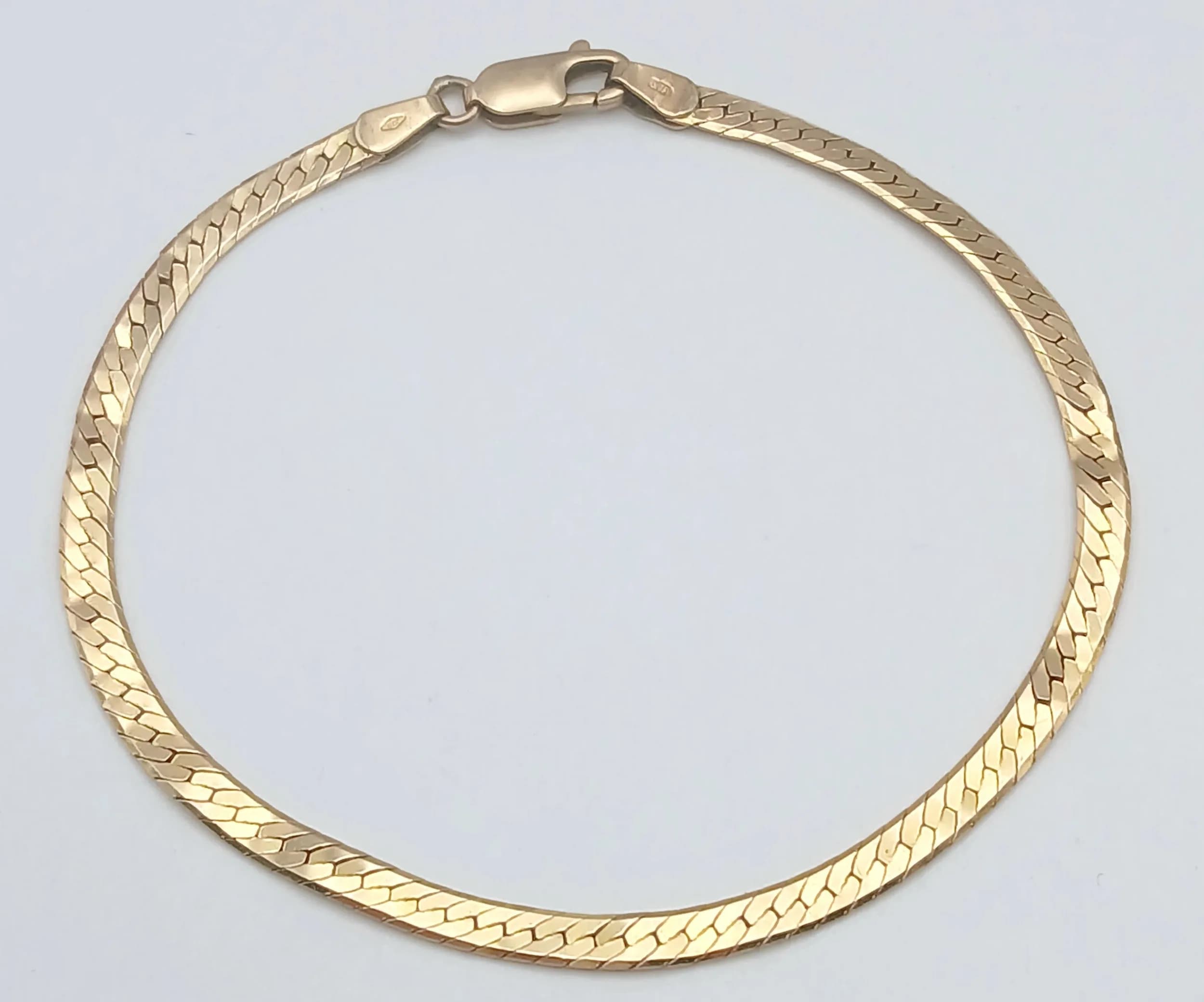 A CLASSIC 9K GOLD HERRINGBONE LINK BRACELET . 4.8gms 19cms