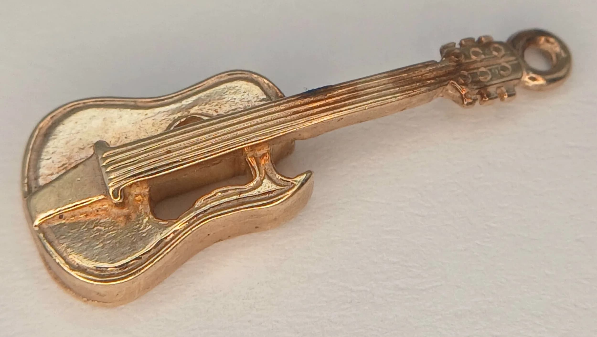 A 9K YELLOW GOLD, GUITAR CHARM / PENDANT. NEEDS A JUMP RING. 1.8G. SC 5014