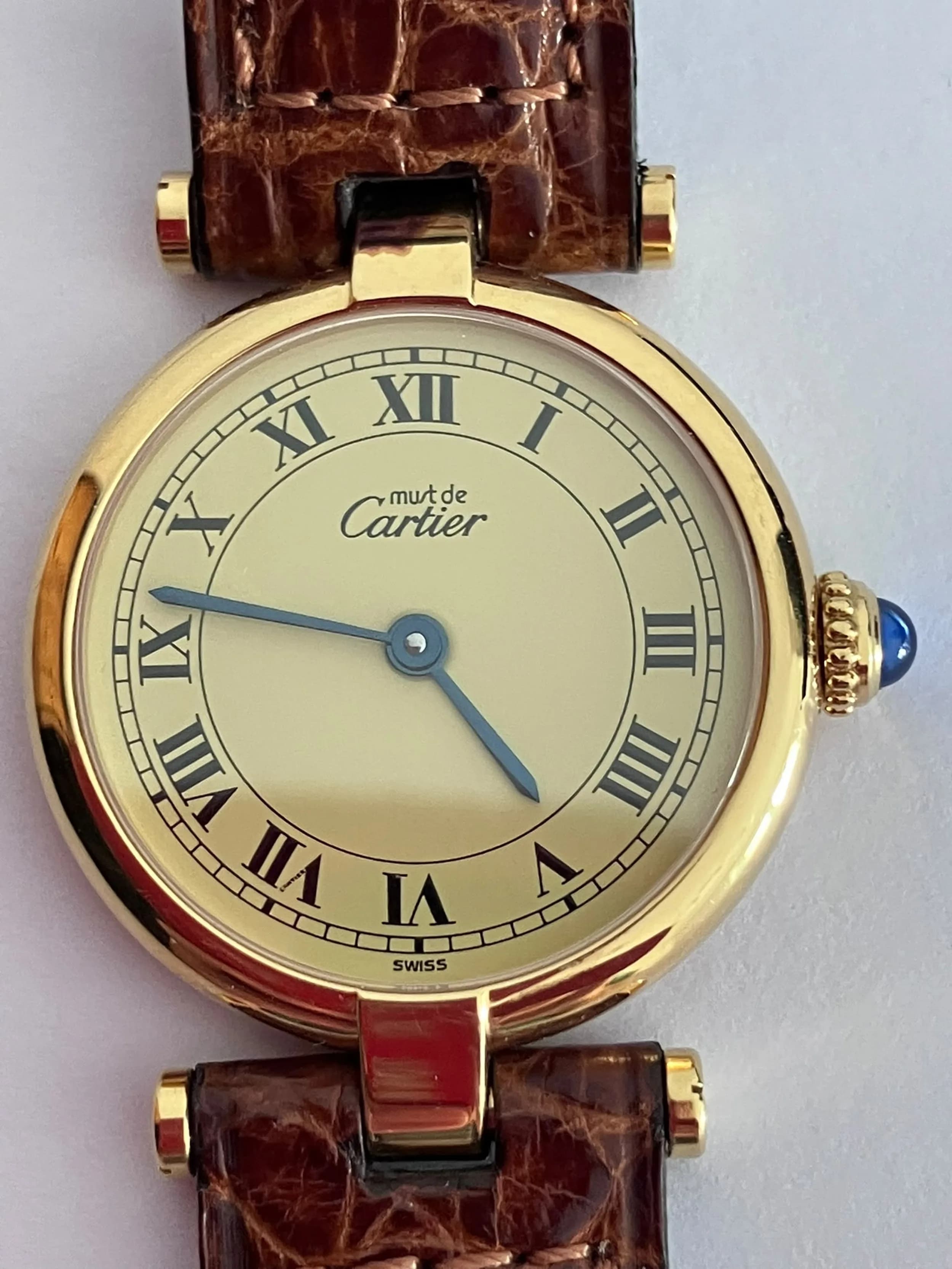 Ladies Vintage ‘MUST DE CARTIER’ WRISTWATCH. Paris Vermeil 095556.- 590004. CARTIER CROCODILE STRAP. Fully hallmarked GOLD on SILVER. Sapphire Winder. Please see pictures.