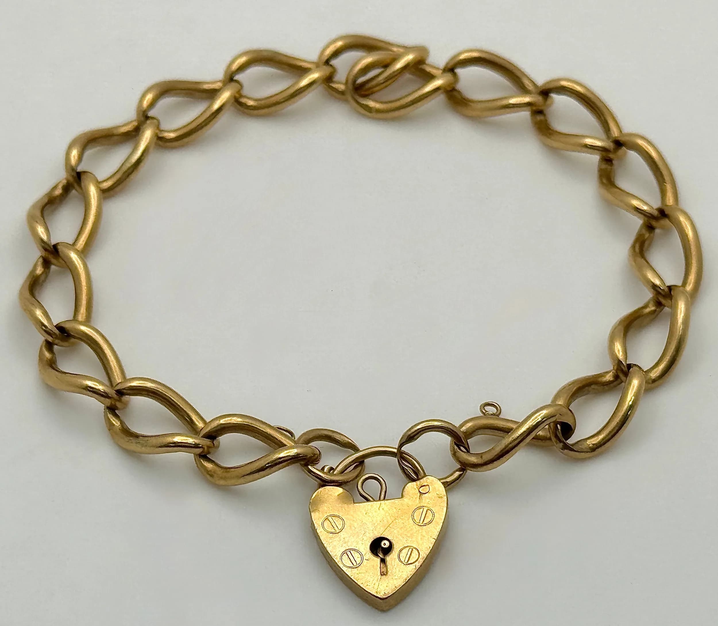 A Vintage 9K Yellow Gold Curb Link Chain Bracelet with Heart Clasp. 20cm. 23g.