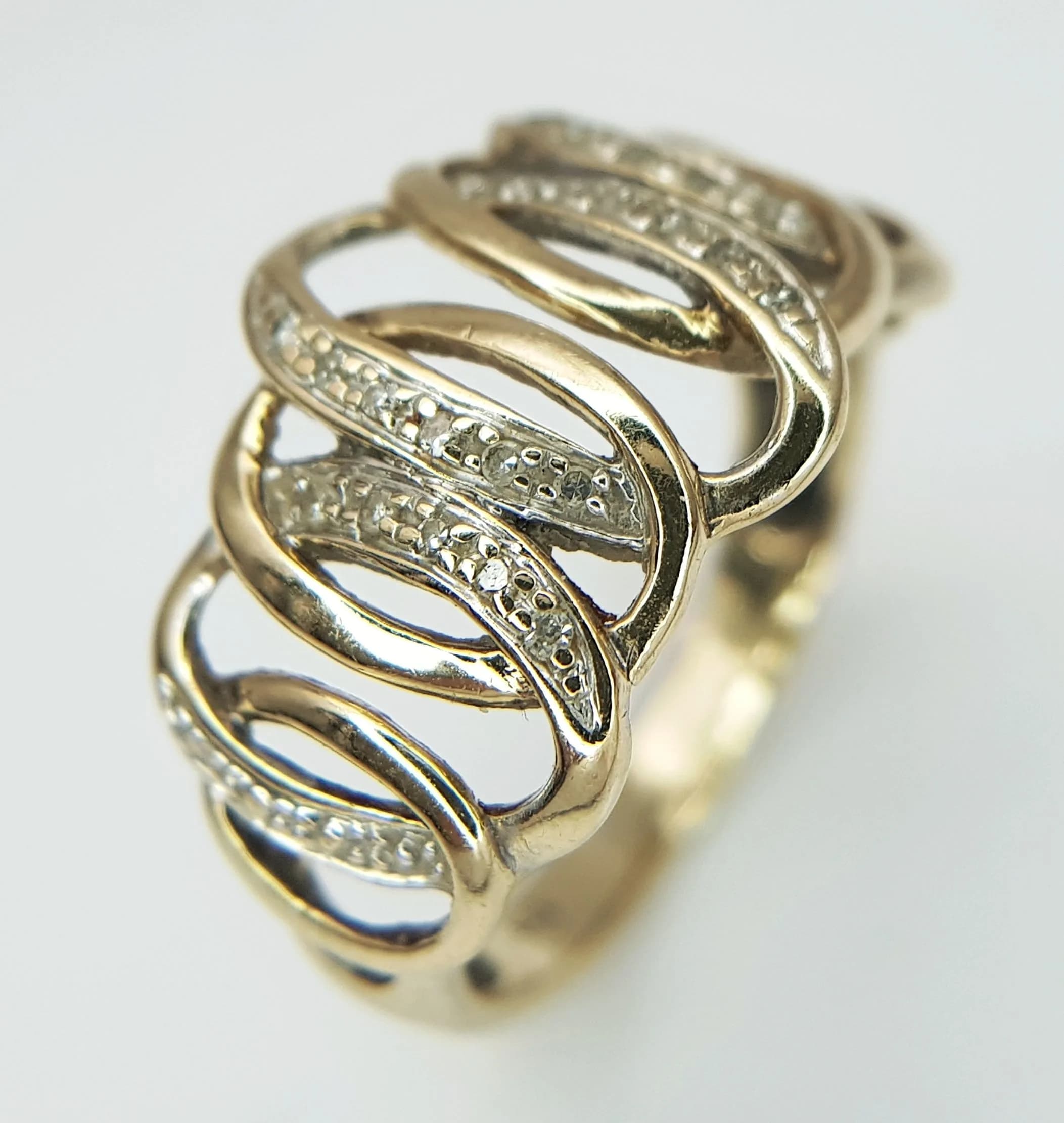A 9K YELLOW GOLD, DIAMOND SET, CIRCLES DESIGN RING. 3.4G, SIZE P. SC 5032