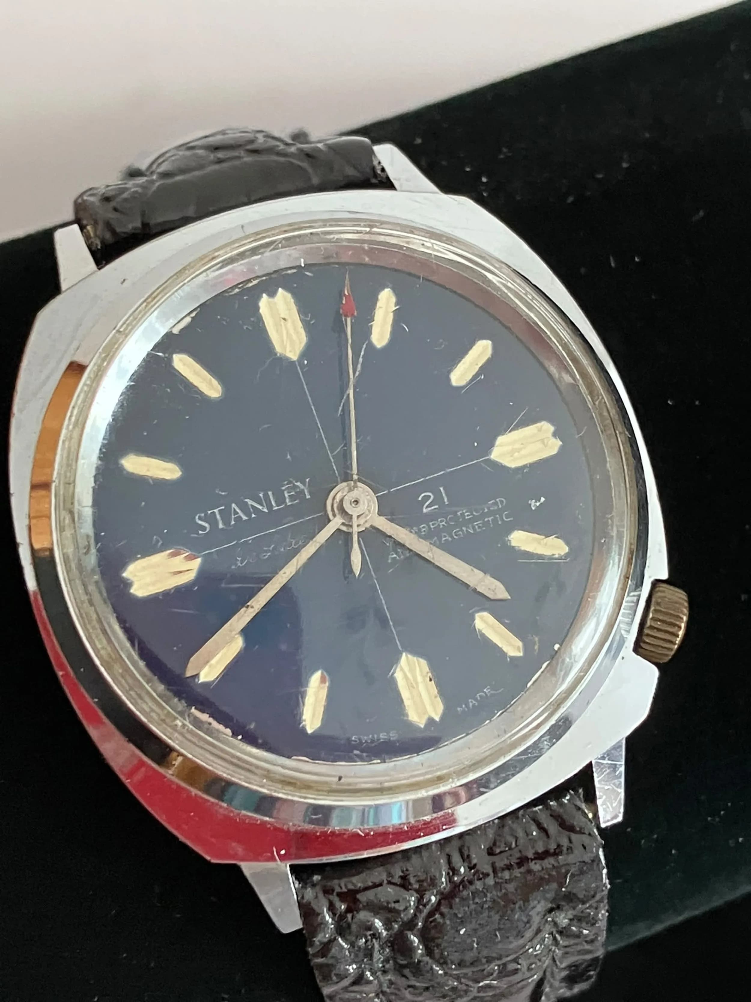 Gentleman’s Vintage ‘STANLEY DELUXE’ WRISTWATCH. 21 Jewels Swiss Made. Black Leather Strap. Manual winding. Full working order. Please see pictures.af.