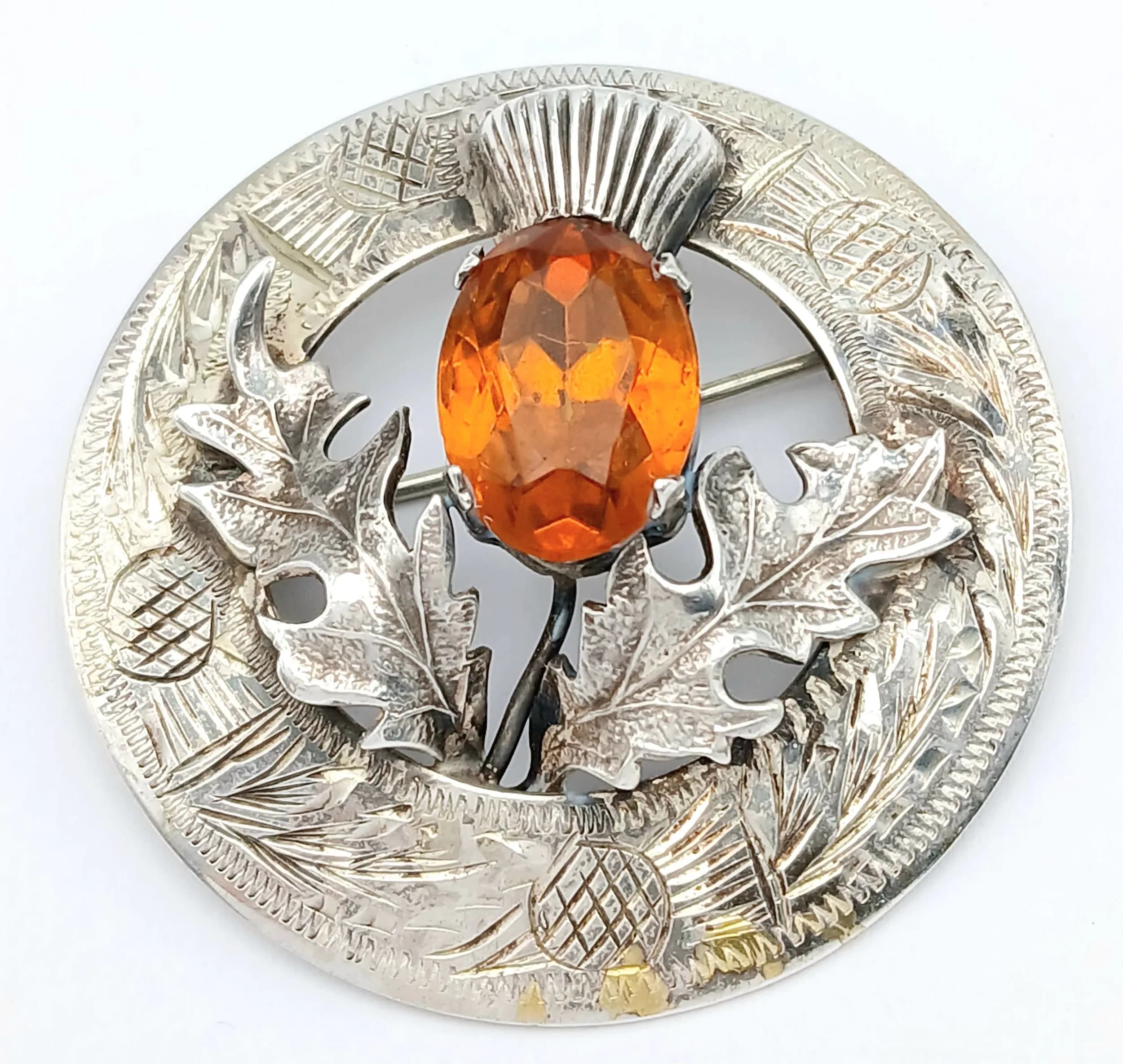 Vintage SCOTTISH SILVER THISTLE BROOCH. Large CITRINE COLOURED GEMSTONE. Full hallmark for Ward Brothers, Edinburgh 1958. Approx 4.5 cm Diameter. Lovely vintage Brooch, please see pictures.