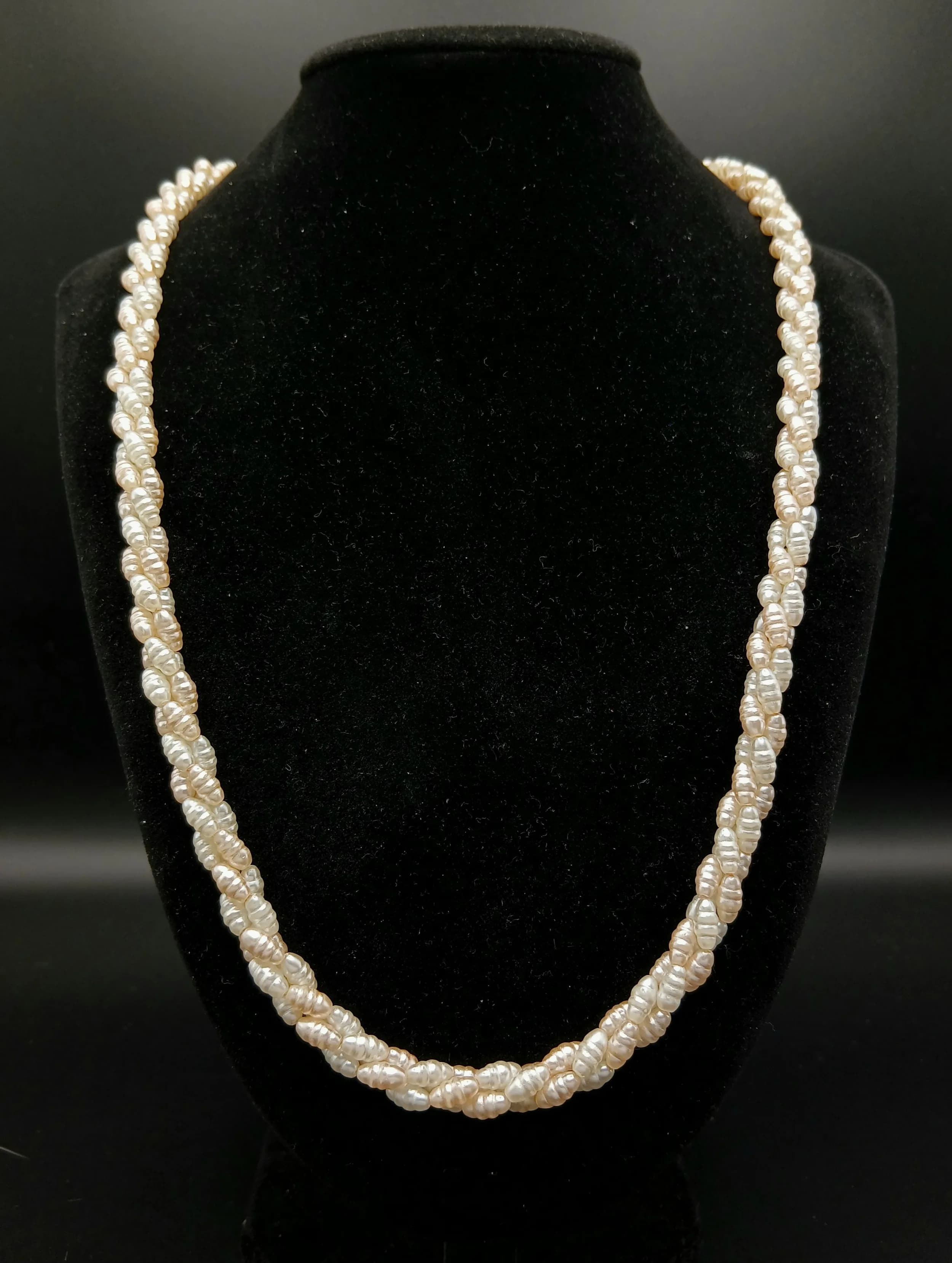 A VERY ATTRACTIVE PEARL TWIST NECKLACE WITH SCREW CLOSURE . 56cms 30gms