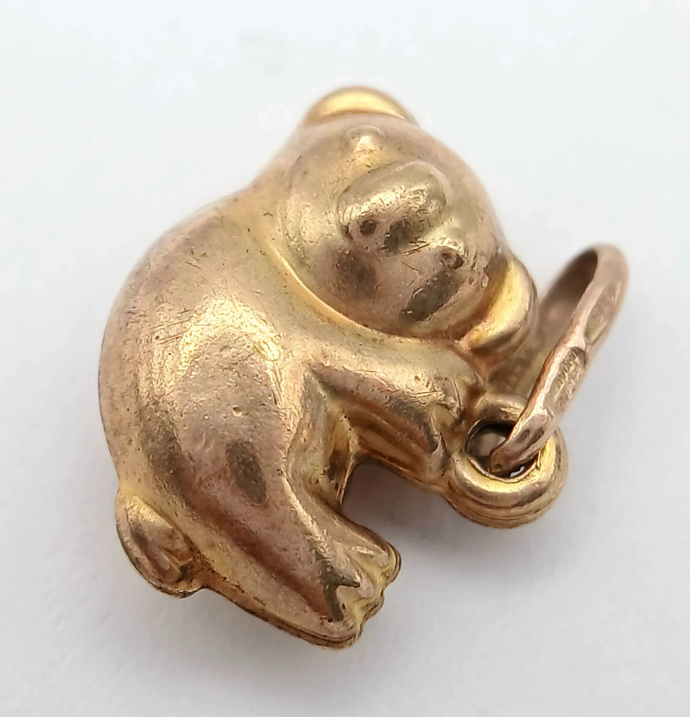 A 9K YELLOW GOLD, KOALA BEAR CHARM / PENDANT. 1G. SC 5033