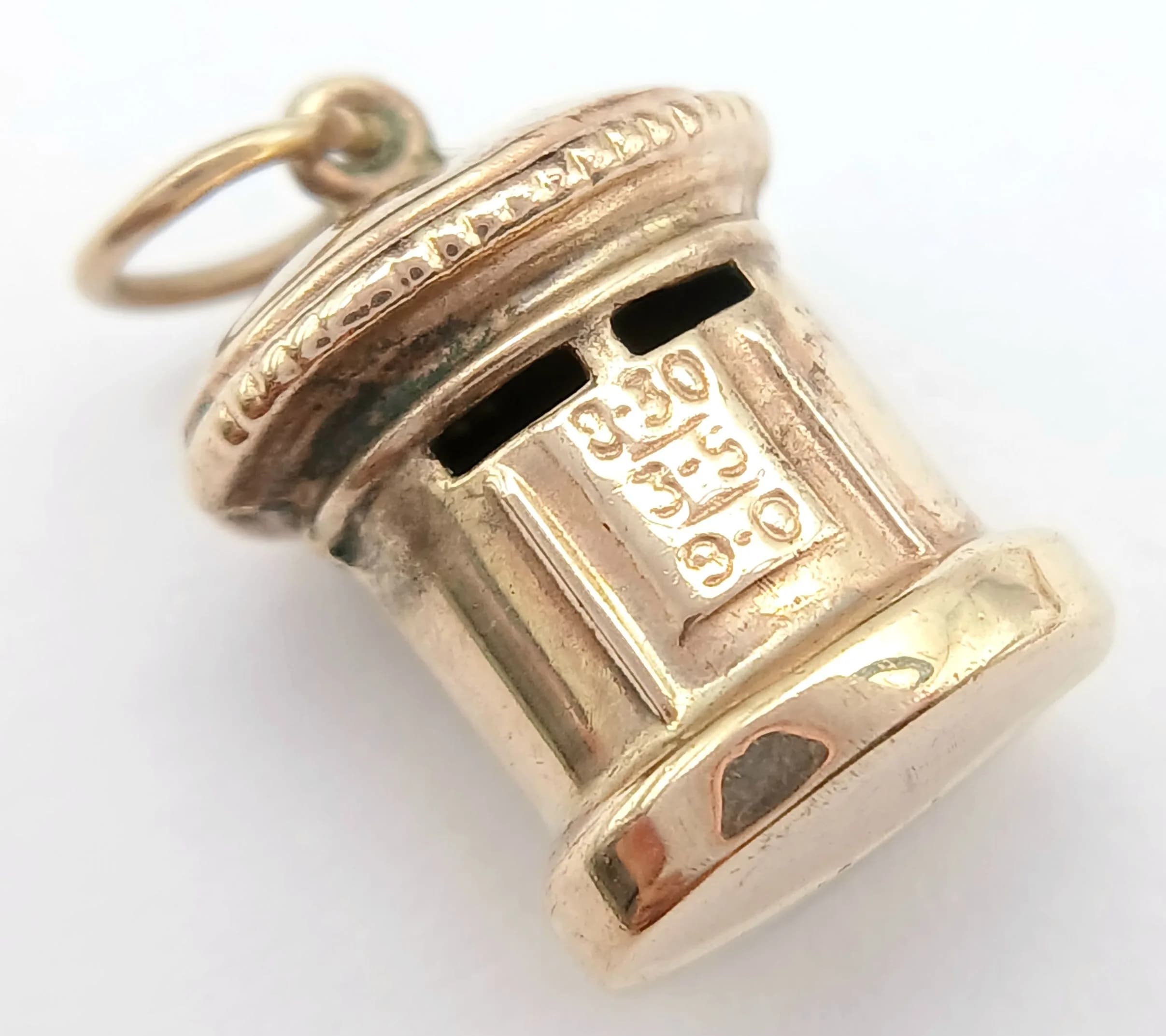 A 9K YELLOW GOLD, POSTBOX CHARM / PENDANT. 0.9G. SC 5037