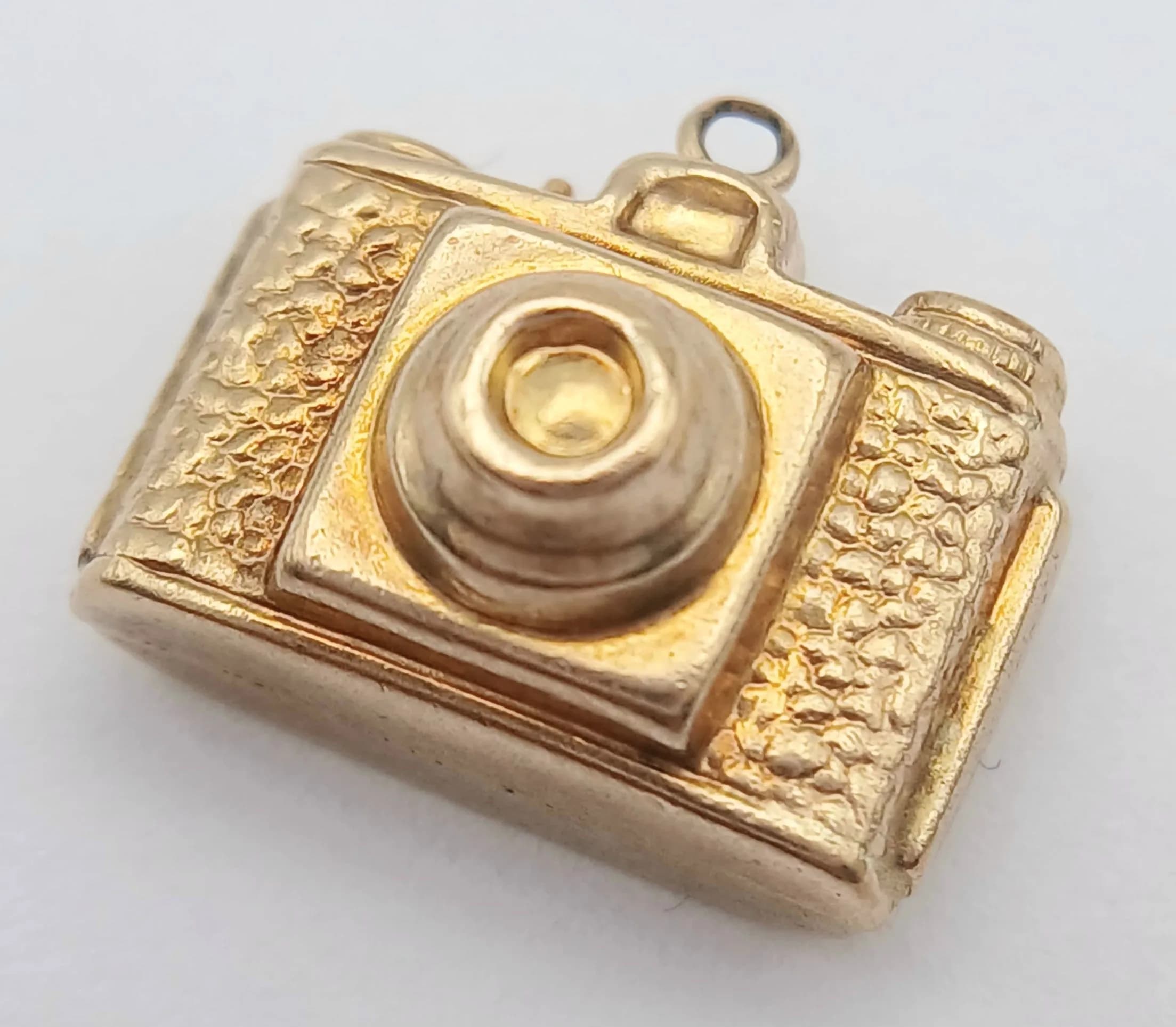 A 9K YELLOW GOLD, CAMERA CHARM / PENDANT. NEEDS A JUMP RING. 1G. SC 5039