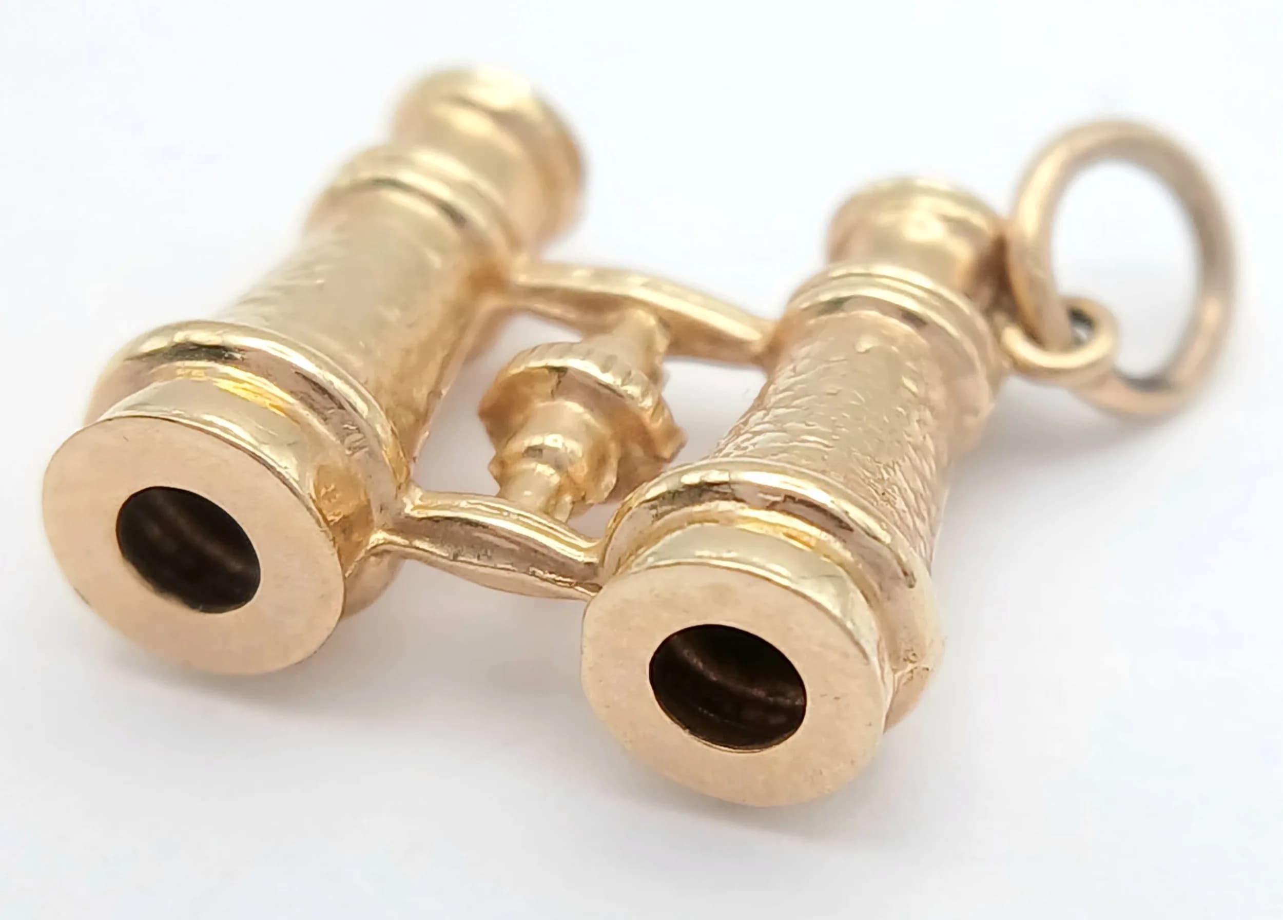 A 9K YELLOW GOLD, PAIR OF BINOCULARS CHARM / PENDANT. 1.1G. SC 5042