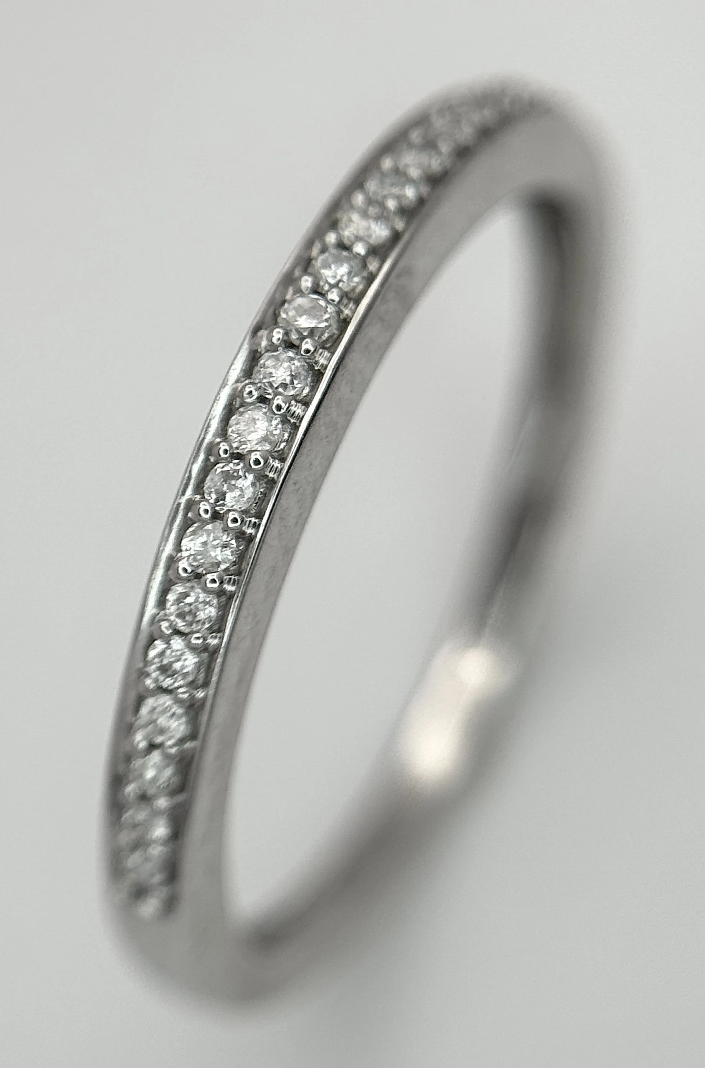 A 9K WHITE GOLD, DIAMOND SET BAND RING. 1G, SIZE K. SC 5043