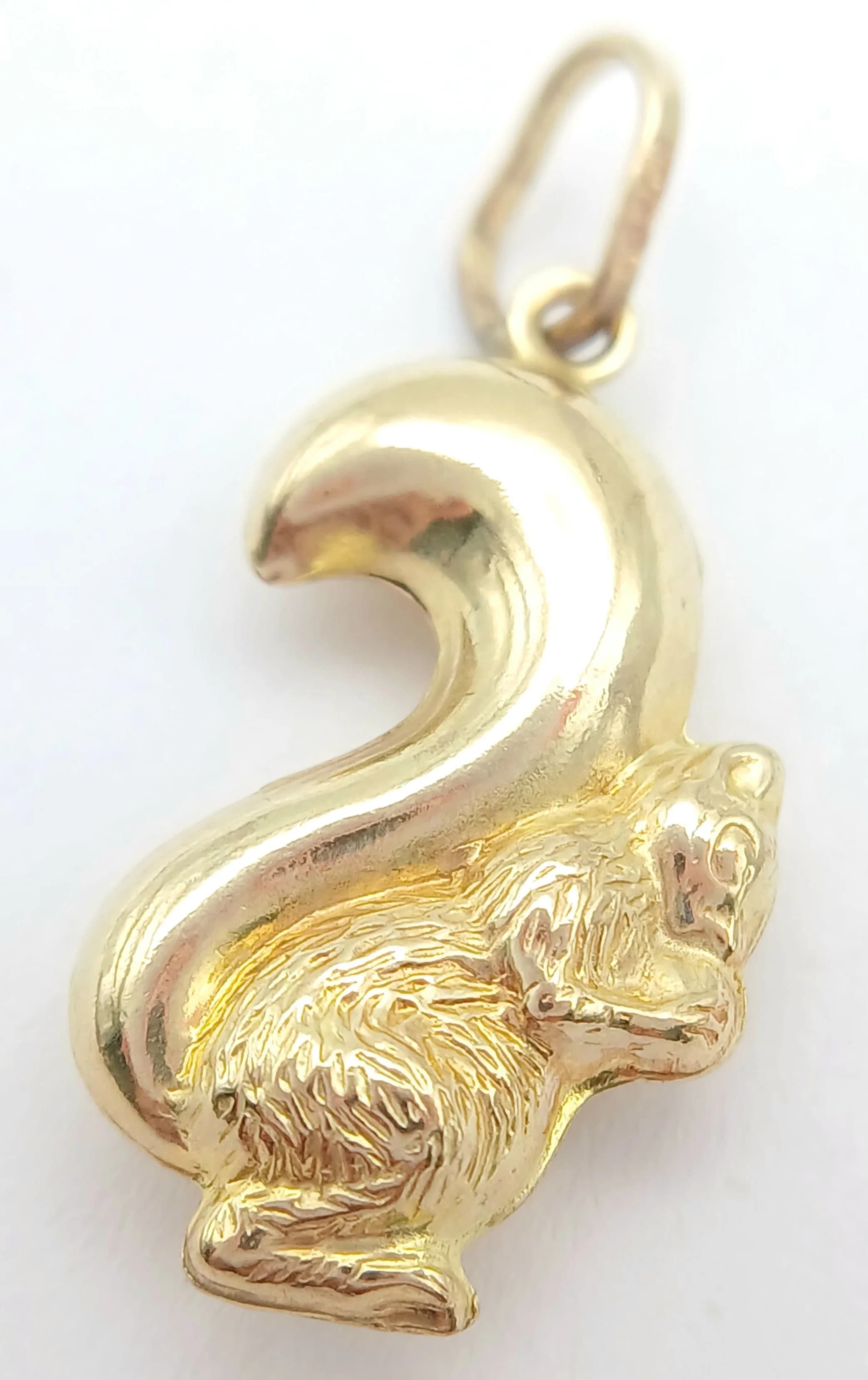 A 9K YELLOW GOLD, SQUIRREL EATING A NUT, CHARM / PENDANT. 1.3G. SC 5010