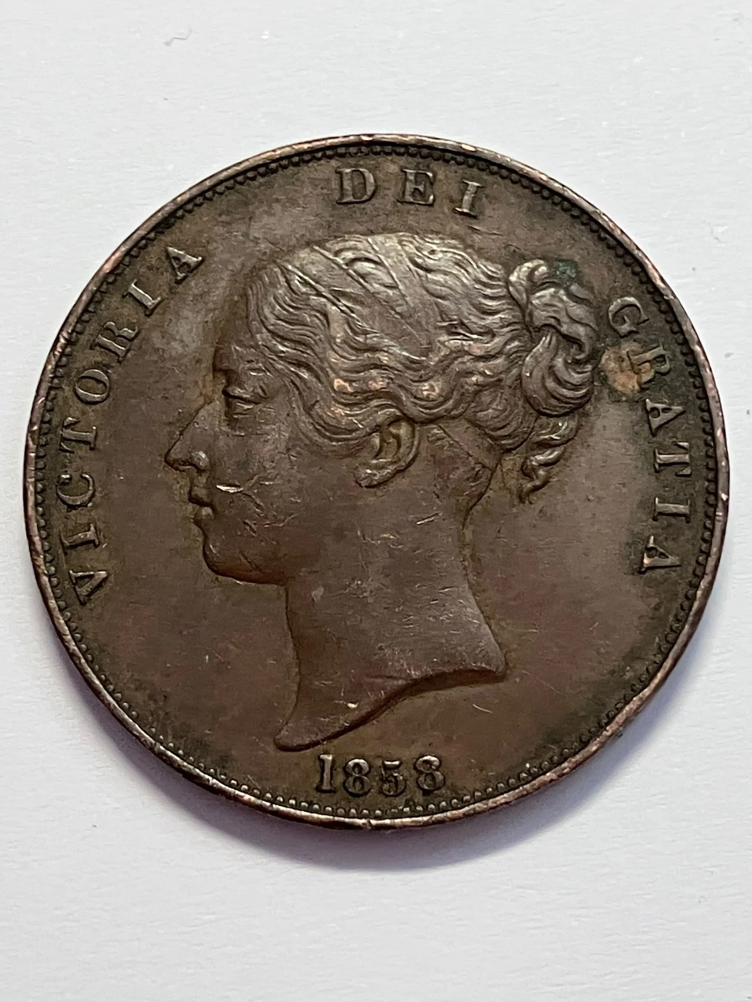 1858 QUEEN VICTORIA YOUNG HEAD COPPER PENNY coin. Extra fine conditioning. Please see pictures.