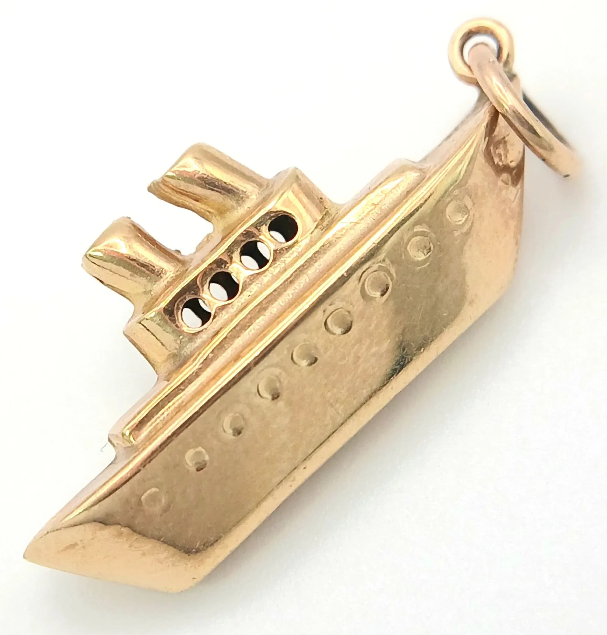 A 9K YELLOW GOLD, CRUISE SHIP CHARM / PENDANT. 0.9G. SC 5020