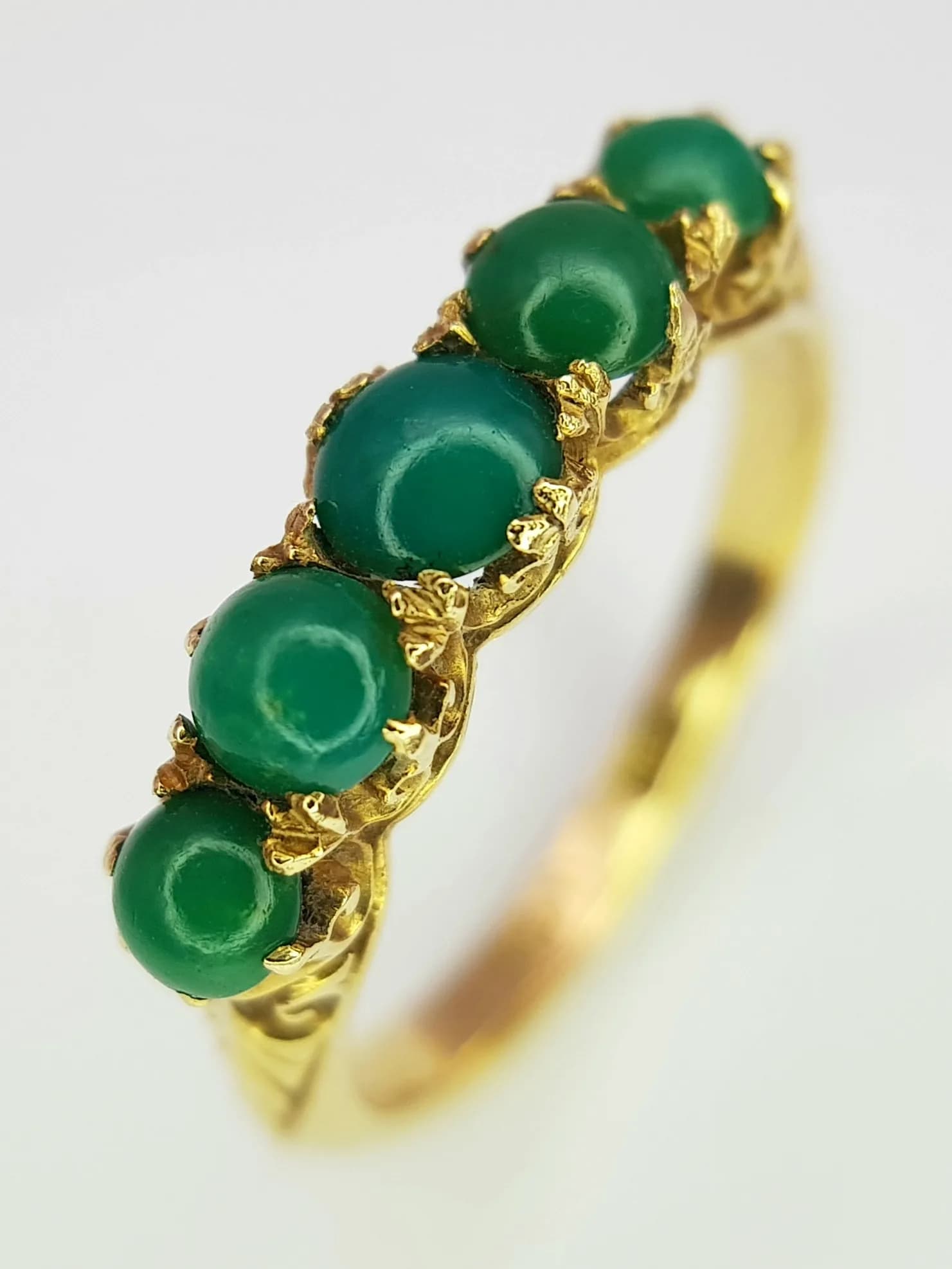 A VINTAGE 18K GOLD CLASSIC STYLE RING WITH 5 TURQUOISE STONES . 3.4gms size N