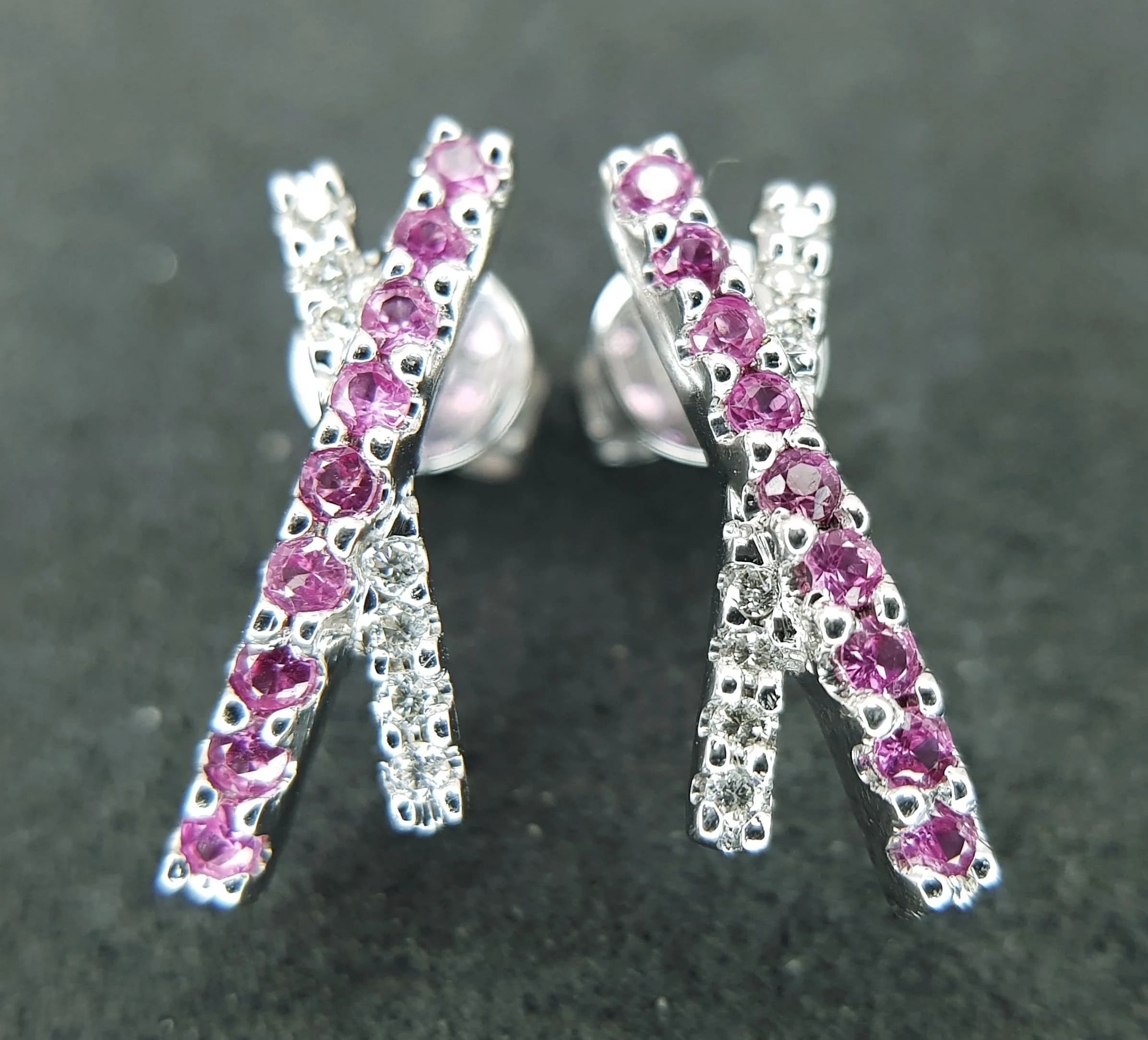 A PAIR OF, 9K WHITE GOLD, DIAMOND AND PINK SAPPHIRE SET, CROSSOVER DESIGN, DROP EARRINGS. 1.7G. A/S RED 1