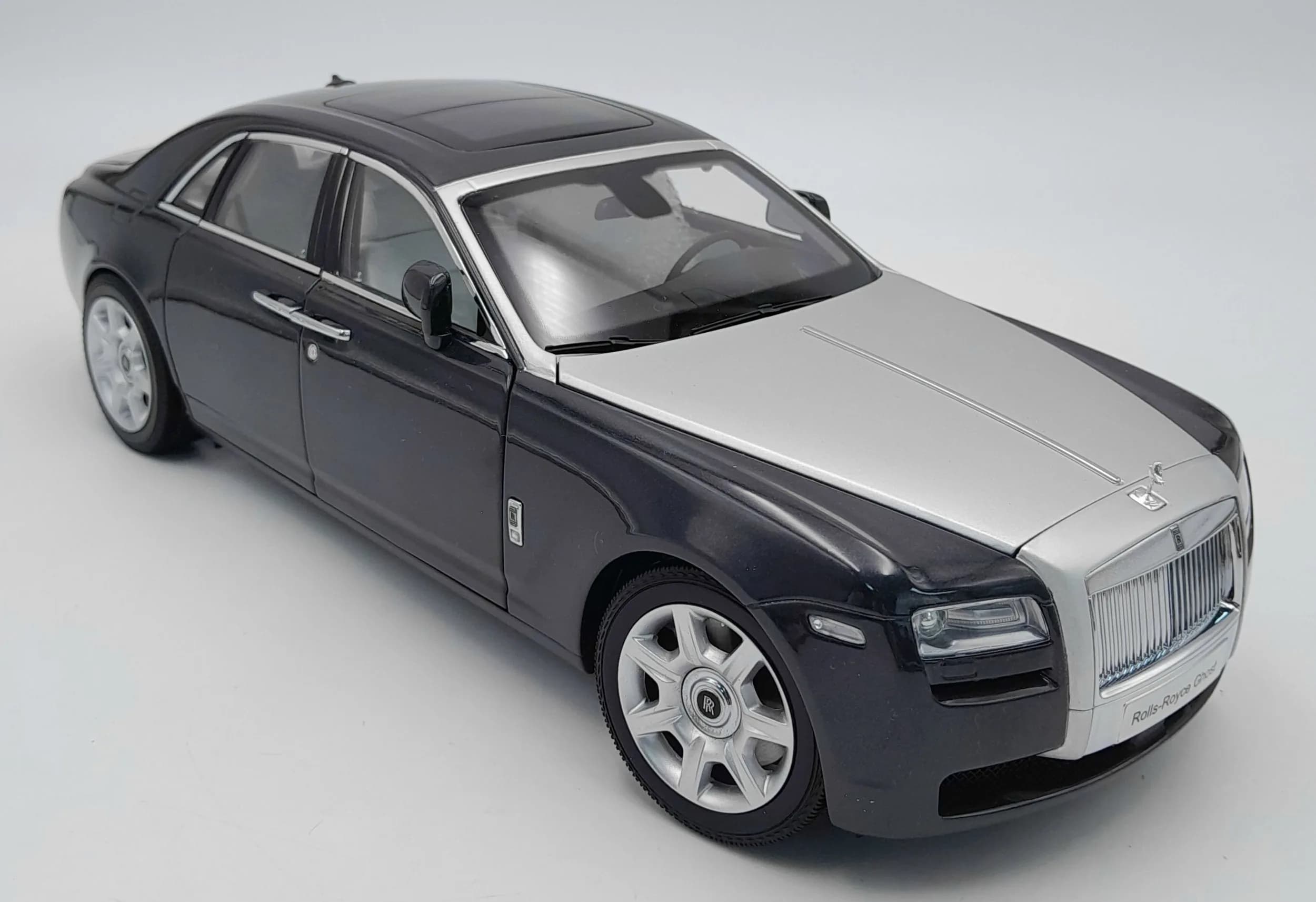 A Kyosho, 1/18th scale Rolls Royce precision model. Black with silver hood. Very good condition.