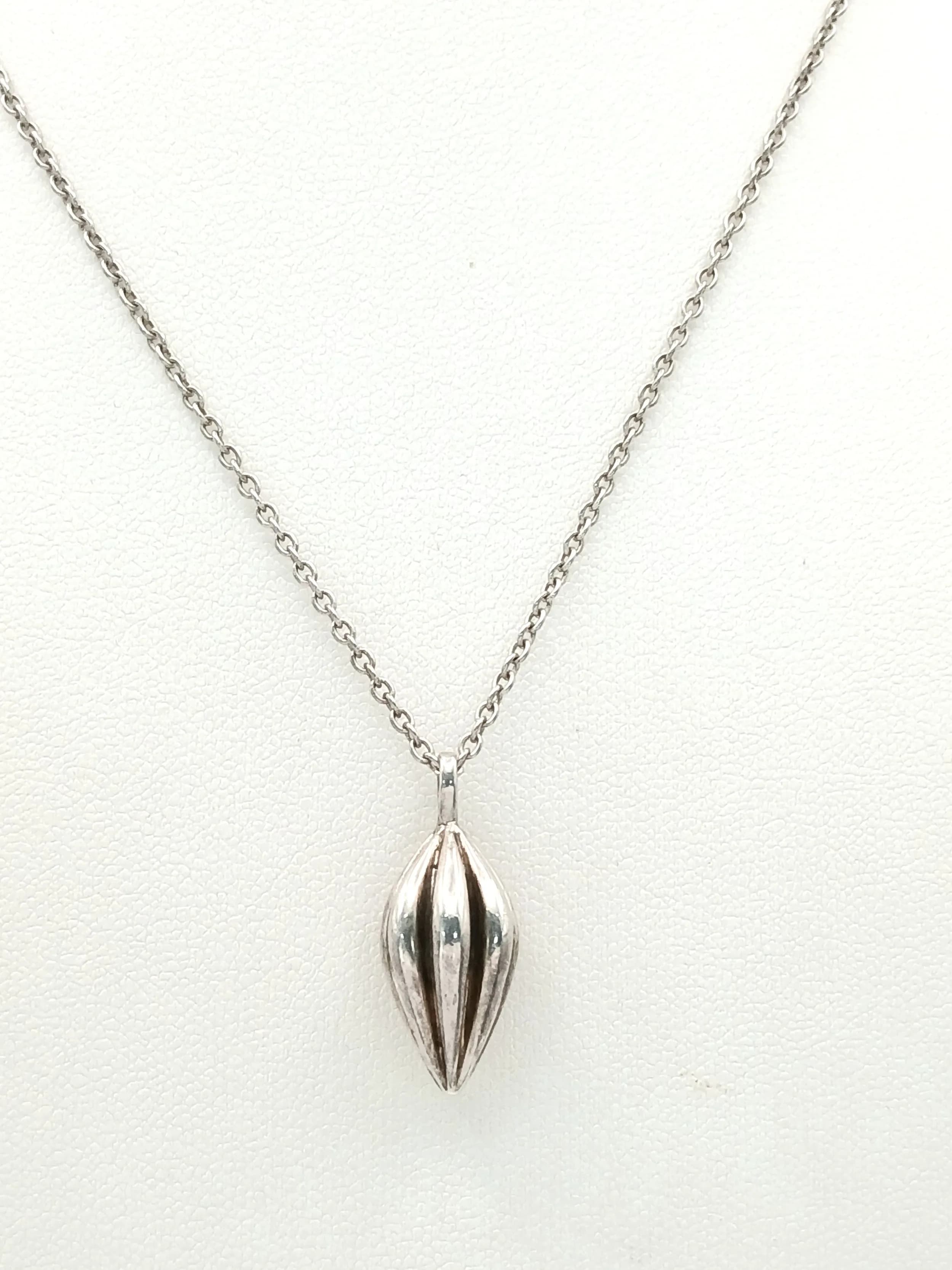 A KIT HEATH, STERLING SILVER, SEED POD DESIGN PENDANT ON 18" SILVER CHAIN. 9G. SC 5137