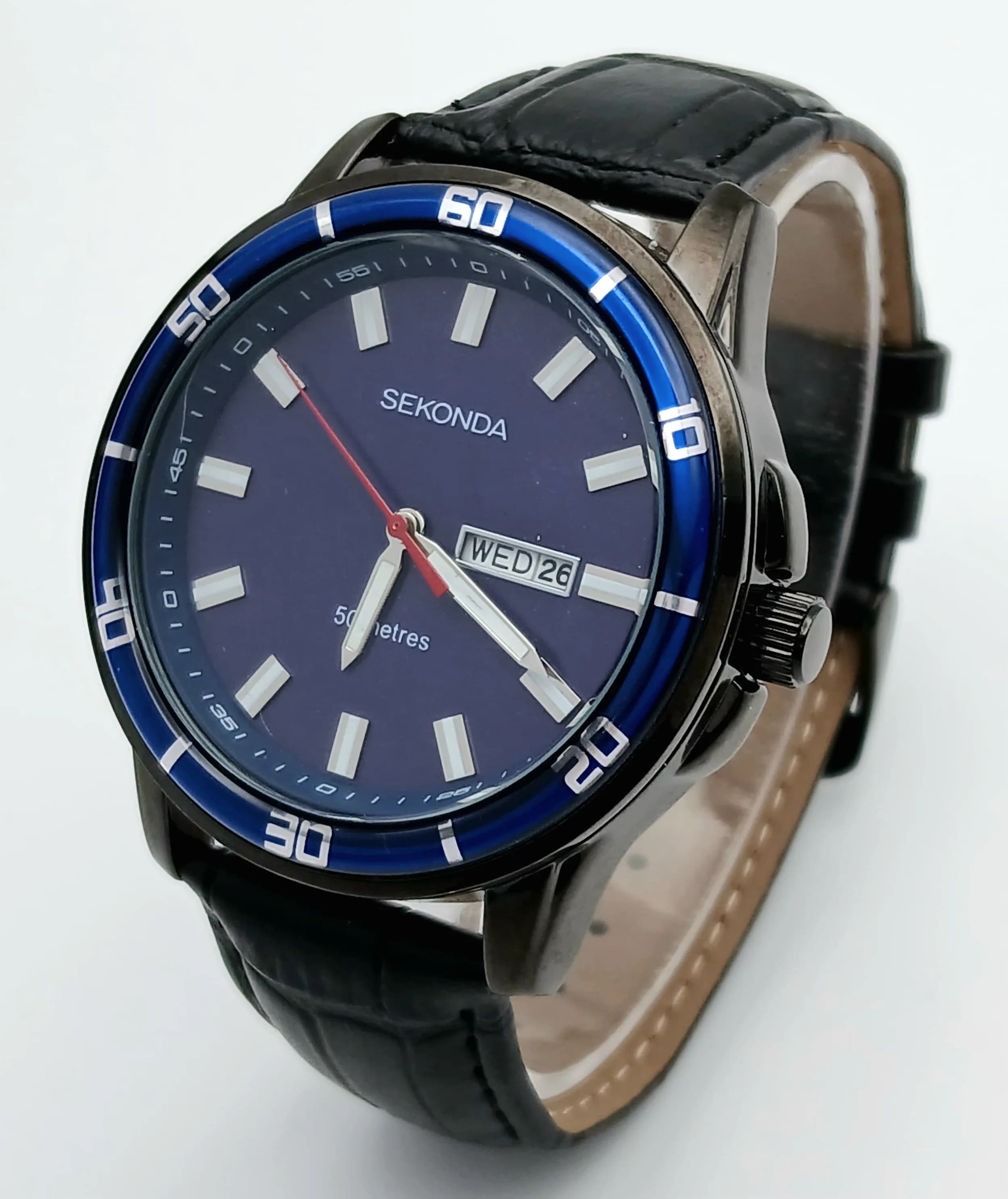 A Sekonda Quartz Gents Watch. Blue leather strap. Case - 44mm. Blue dial. As new condition in working order. TTB062