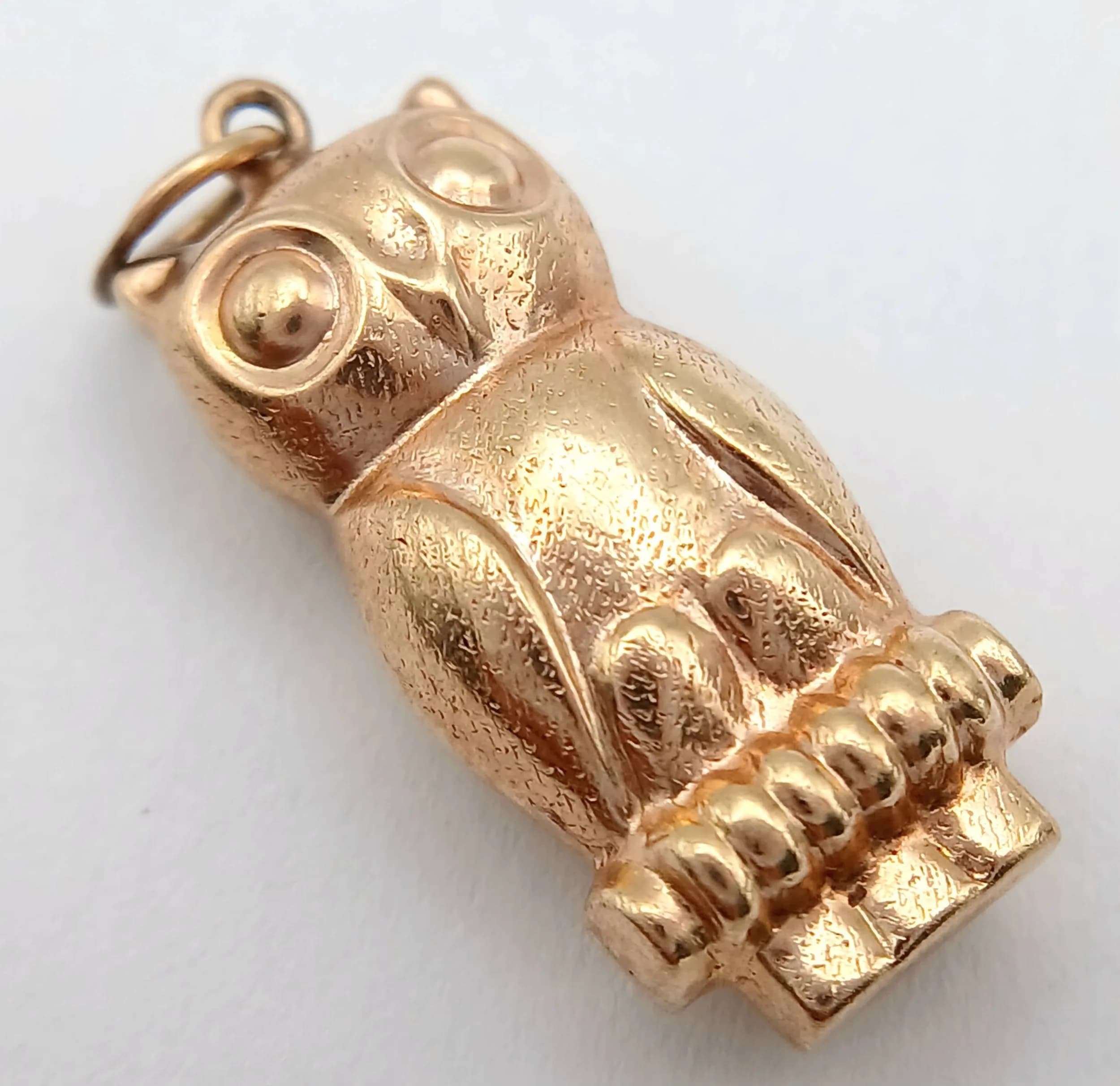 A 9K YELLOW GOLD, OWL CHARM / PENDANT. 1G. SC 5002