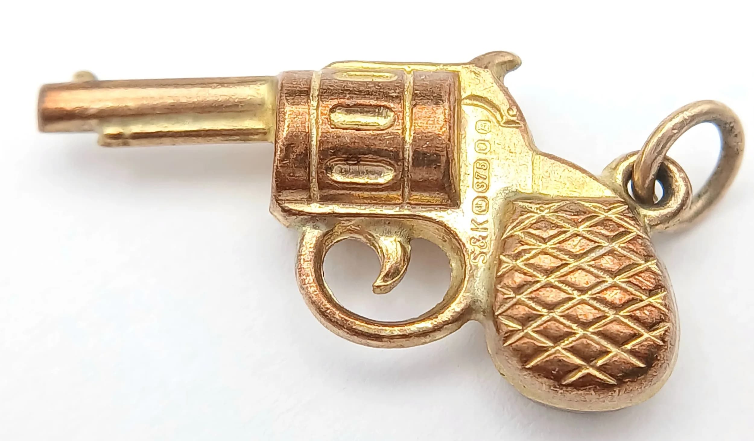 A 9K YELLOW GOLD, GUN / PISTOL, CHARM / PENDANT. 1.1G. SC 5003