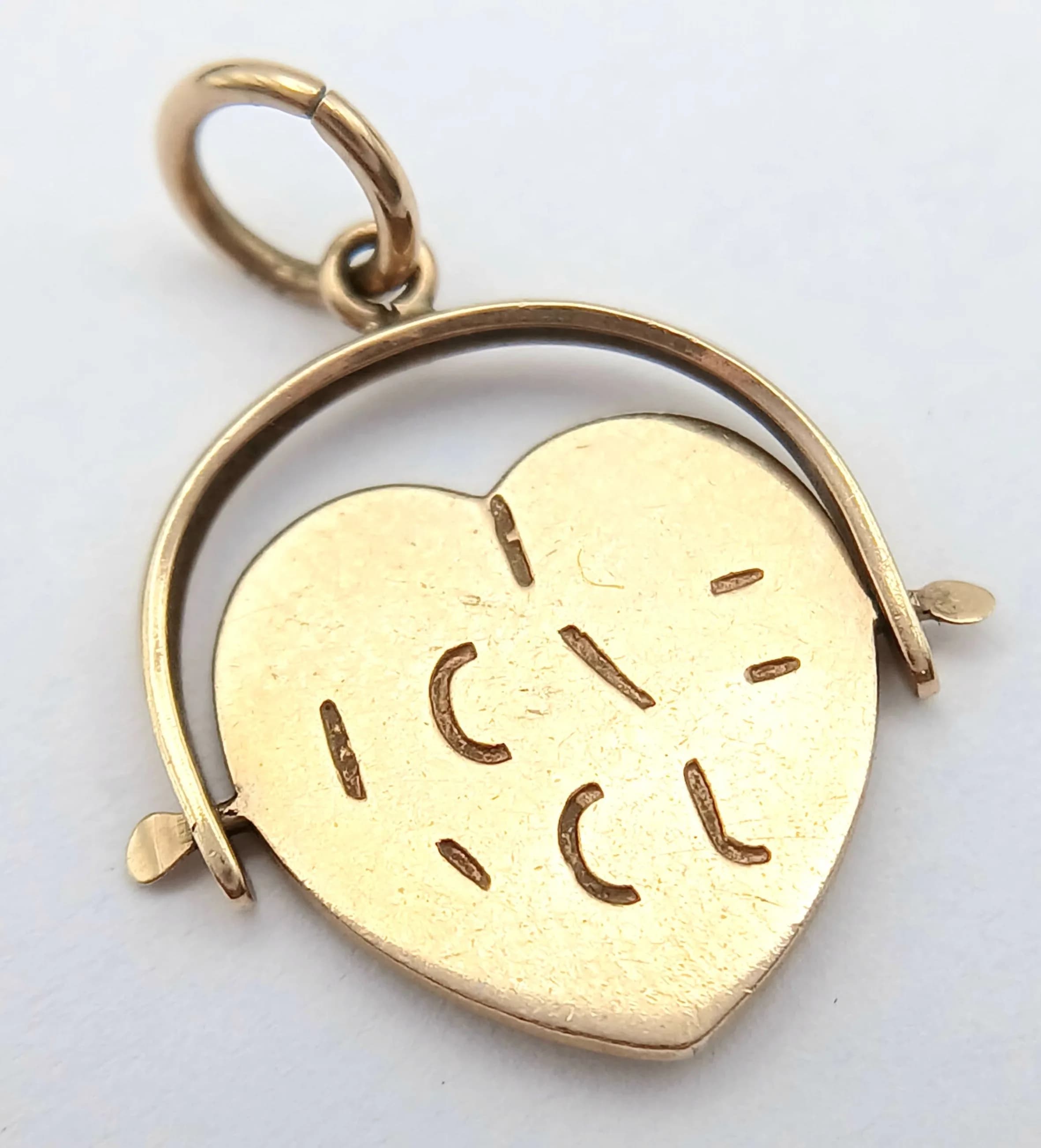 A 9K YELLOW GOLD, I LOVE YOU, HEART SPINNER, CHARM / PENDANT. 1.2G. SC 5004