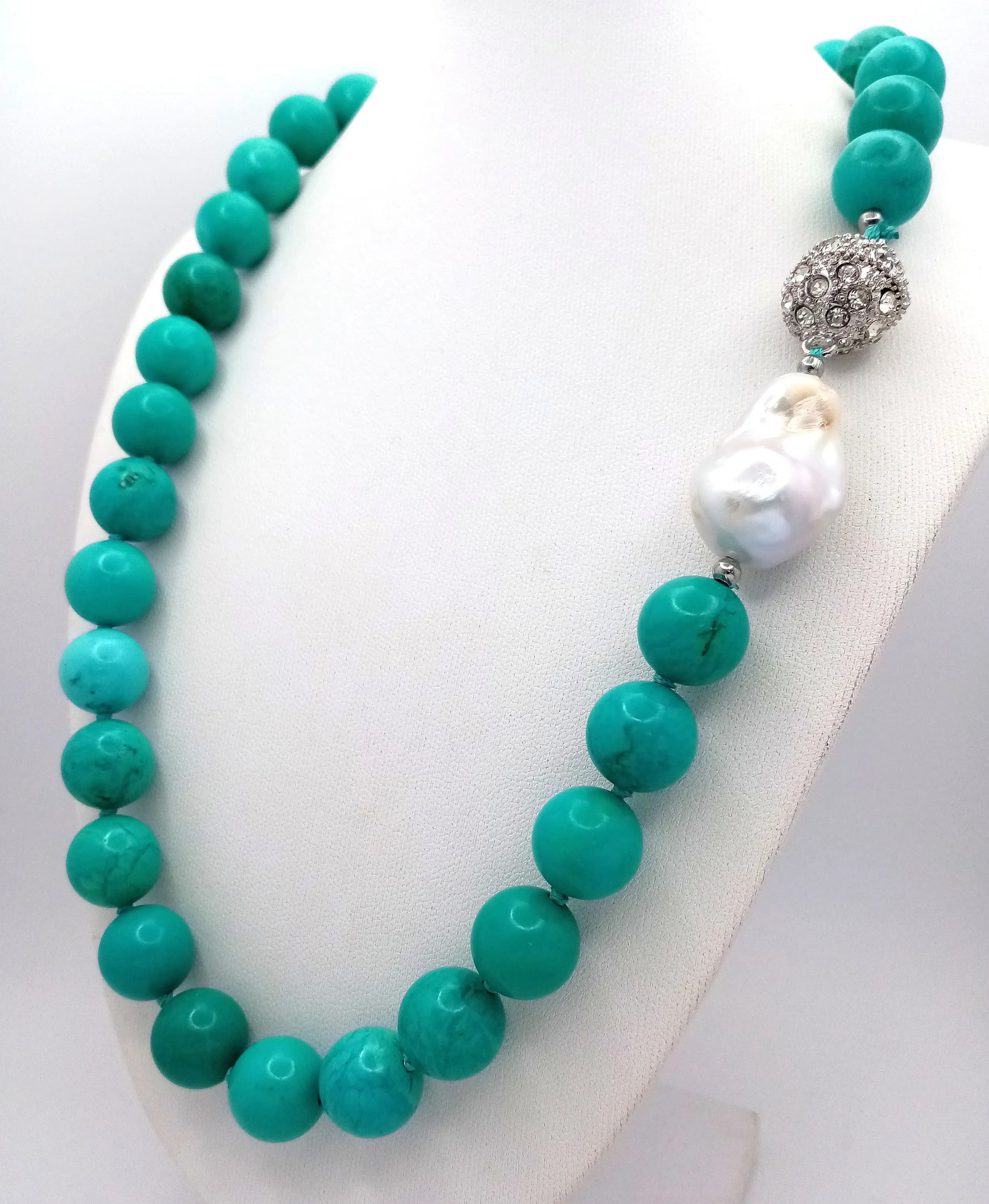 A Blue Turquoise and Keisha Bead Necklace. 14mm turquoise beads. 3cm Keisha pearl. Glitterball clasp. 44cm length.