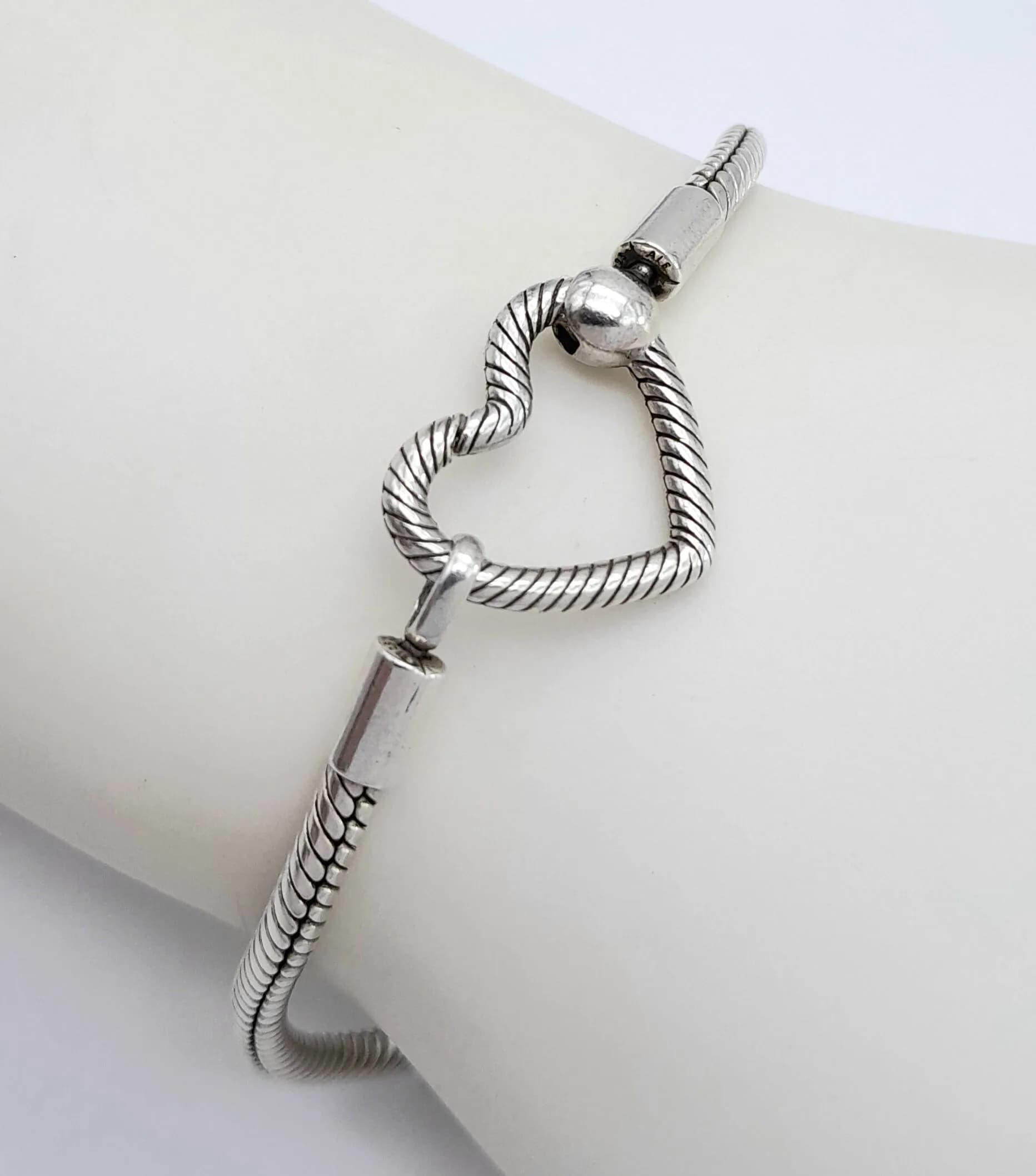 A PANDORA, STERLING SILVER, SNAKE LINK BRACELET, FEATURING A HEART SHAPED CLASP. 12.5G. RRP �69. A/S SIL 5003