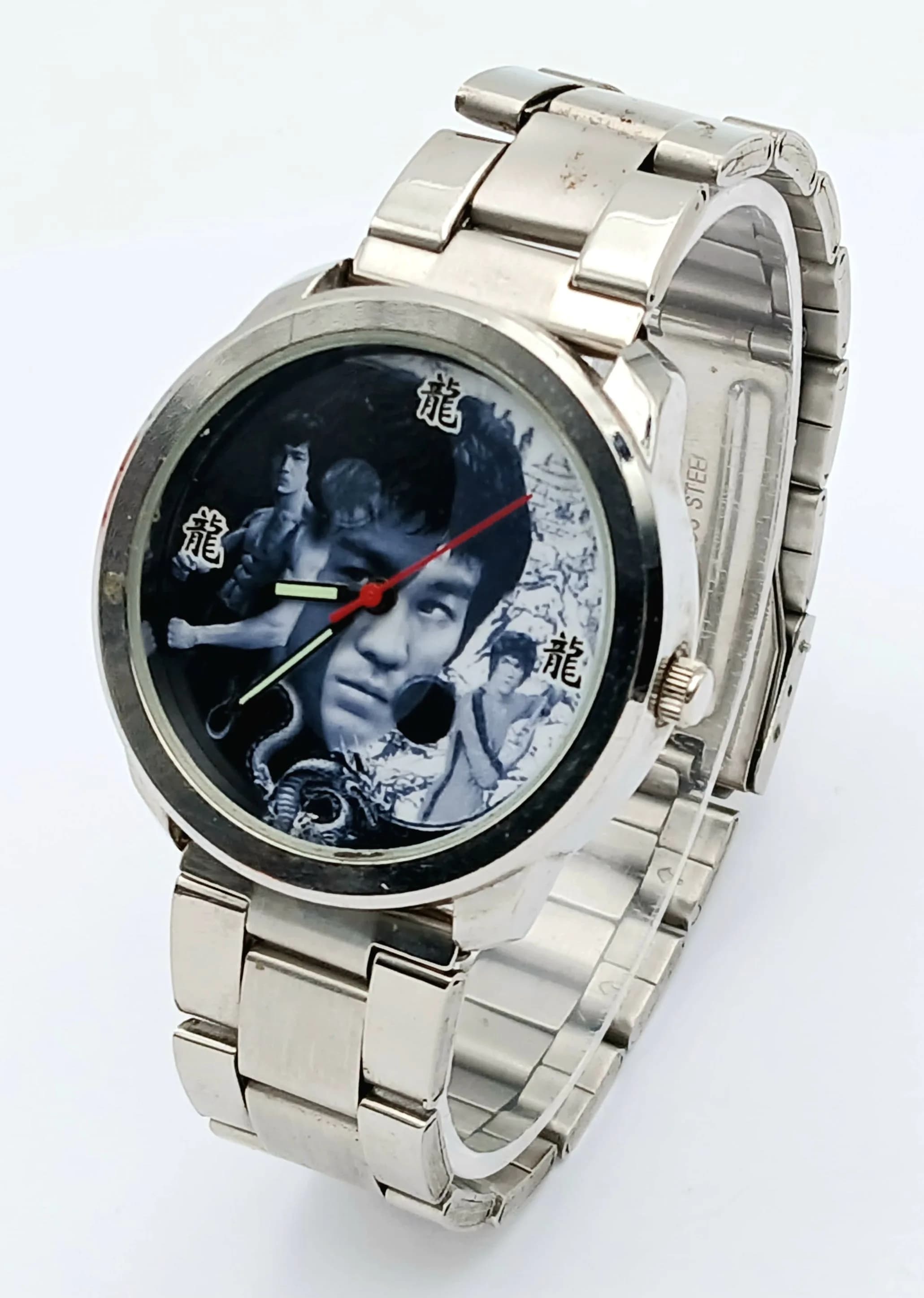 A BRUCE LEE, STEEL BRACELET WATCH. IN FULL WORKING ORDER. NEW BATTERY FITTED RECENTLY. S/A 1698 - 2