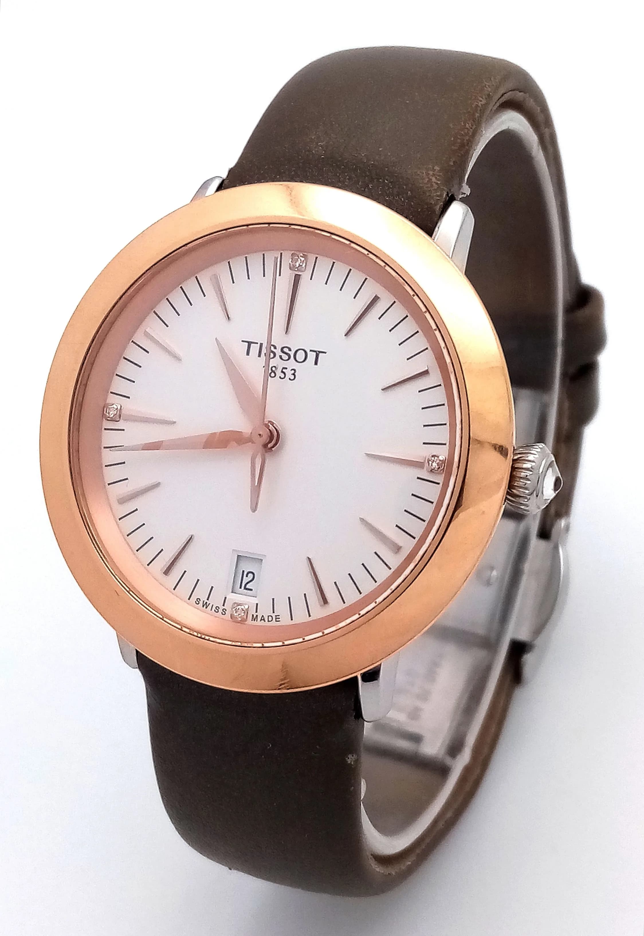 An Elegant Tissot Quartz Ladies Watch. Model T929219A. Light brown leather strap with stainless steel fold-over clasp.Two tone case - 34mm. White dial with date window. In working order. Comes with box and a WCSA report. Ref: 028502.