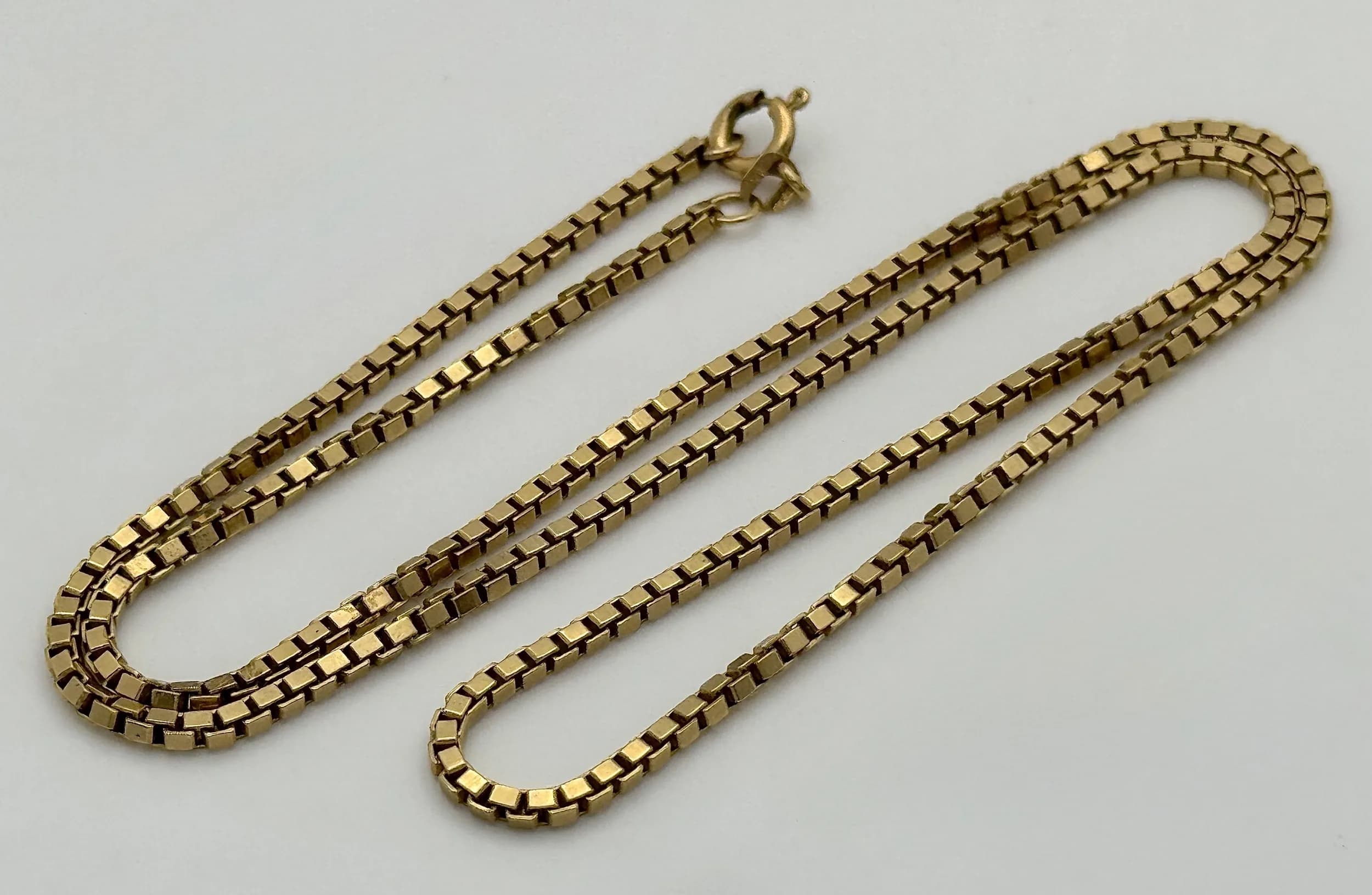 A 9K Yellow Gold Venetian Link Chain Necklace. 46cm. 10.7g.