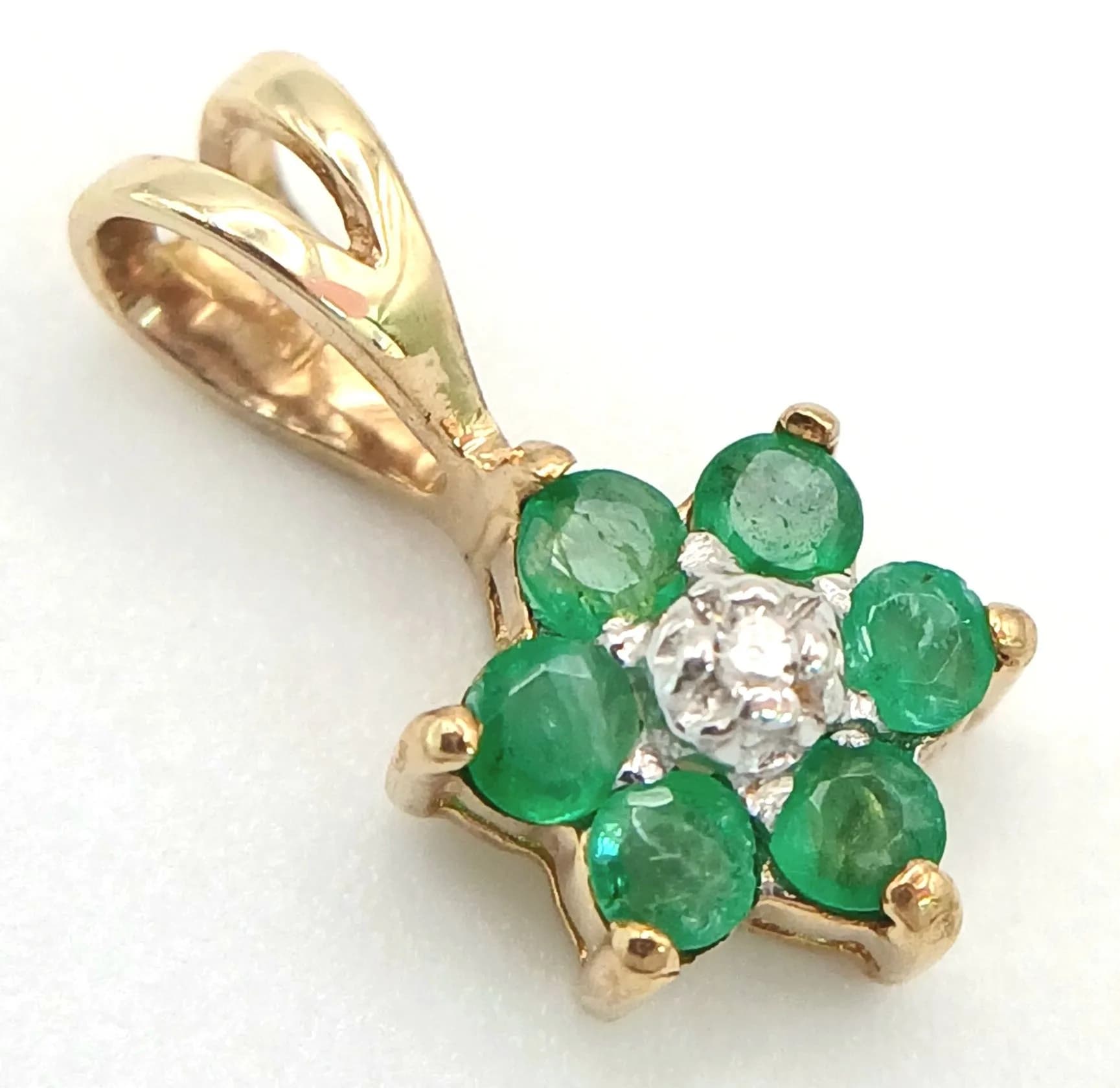 A 9K YELLOW GOLD, DIAMOND AND EMERALD SET, CLUSTER PENDANT. 0.4G. SC 5011