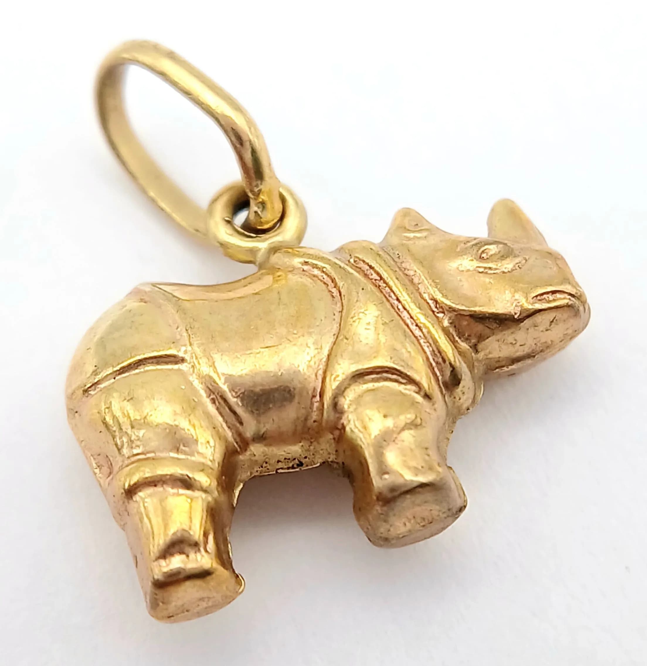 A 9K YELLOW GOLD, RHINO CHARM / PENDANT. 0.8G. SC 5041