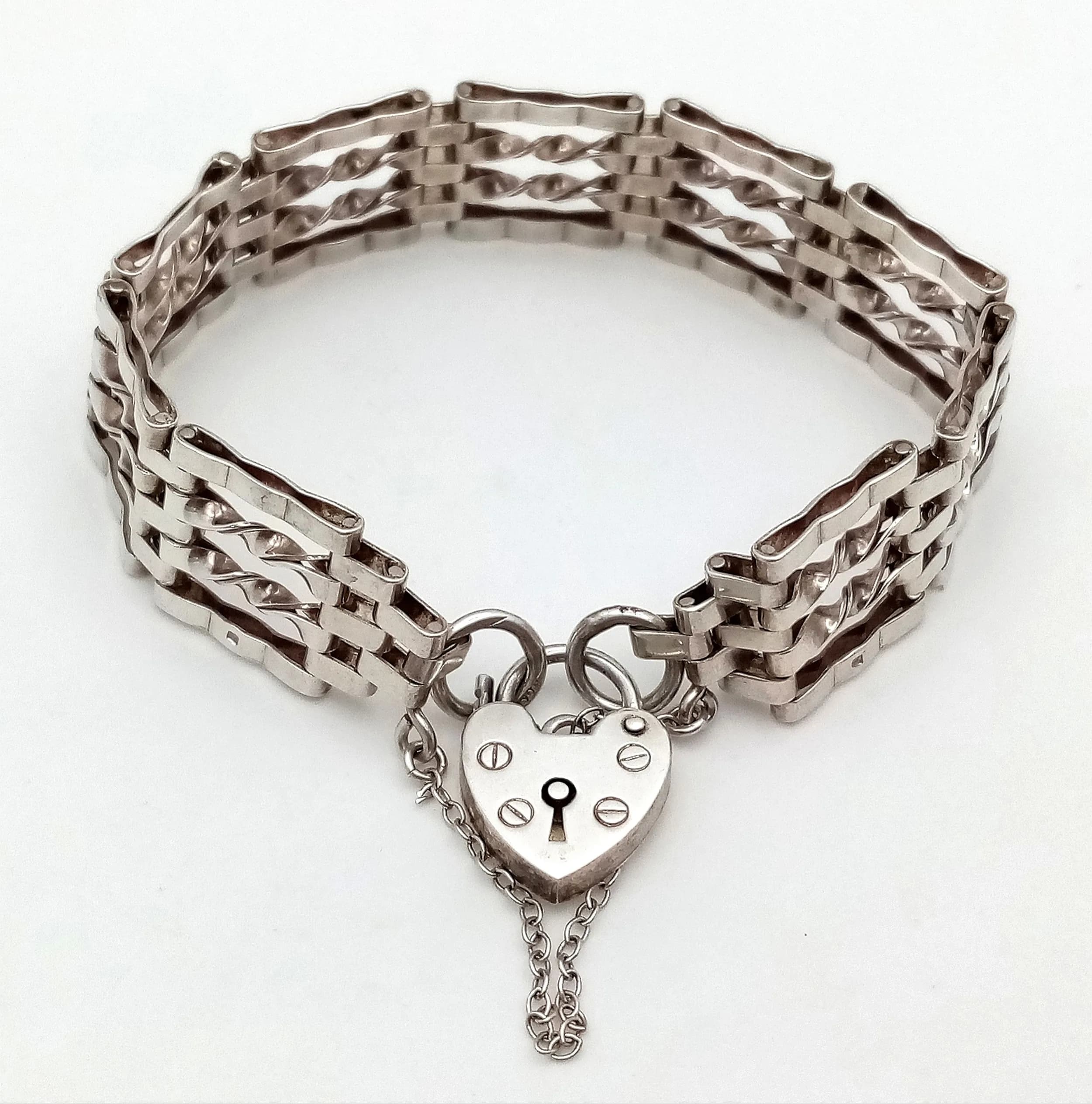 A Lovely Vintage Silver Gate Bracelet. London hallmarked. Features heart padlock clasp fastening. Approx 16cm length. Total weight 16.57 grams.