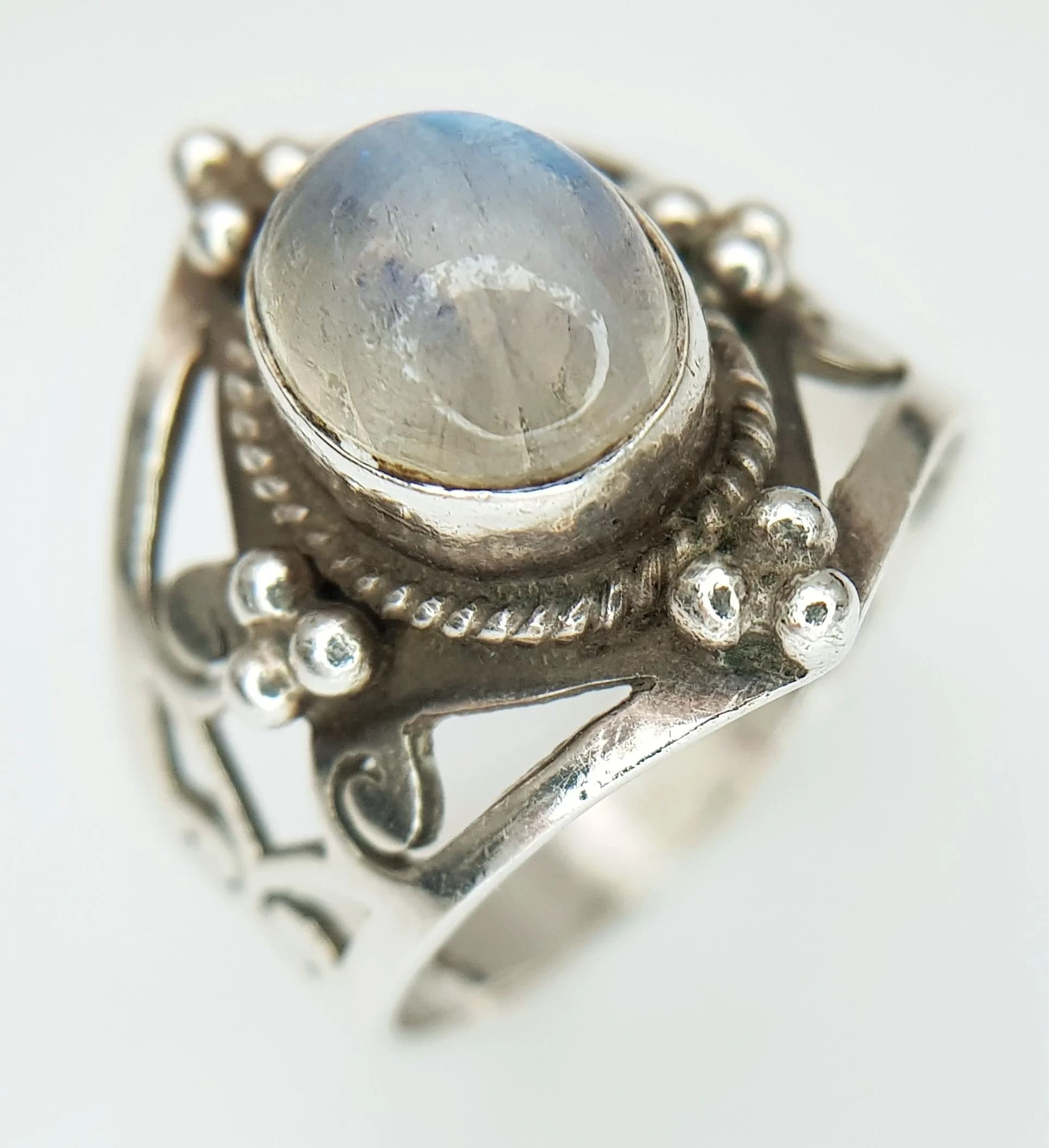 A Vintage Sterling Silver Bohemian/Art Noveau Style Moonstone Ring. Size R. The ring is set with a 1cm Long Moonstone Cabochon and has a gross weight of 5.8 grams
