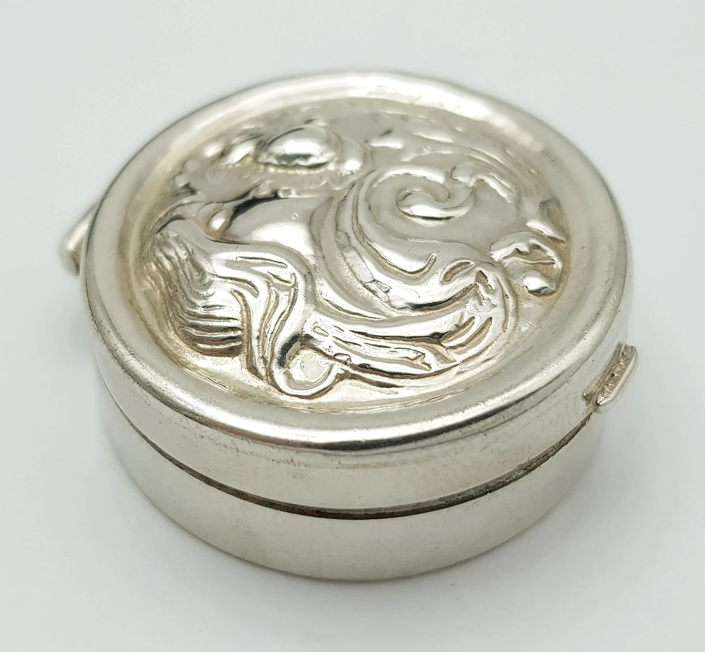 A STERLING SILVER, ART NOUVEAU STYLE, TRINKLET BOX. 10.1G. SC 5130