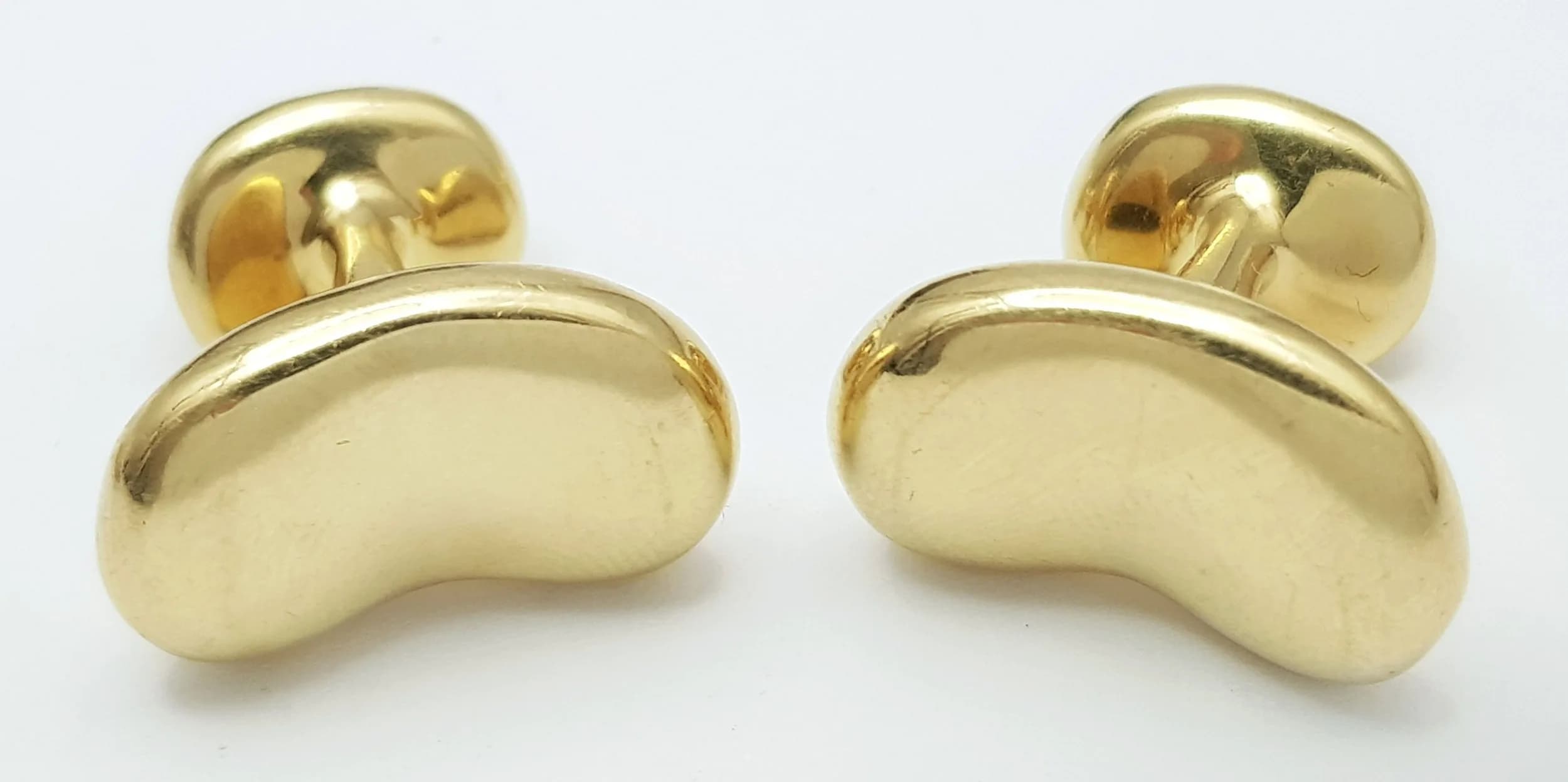 A PAIR OF TIFFANY AND CO, ELSA PERETTI, 18K YELLOW GOLD, BEAN CUFFLINKS. 23.8G. TAN 5005.