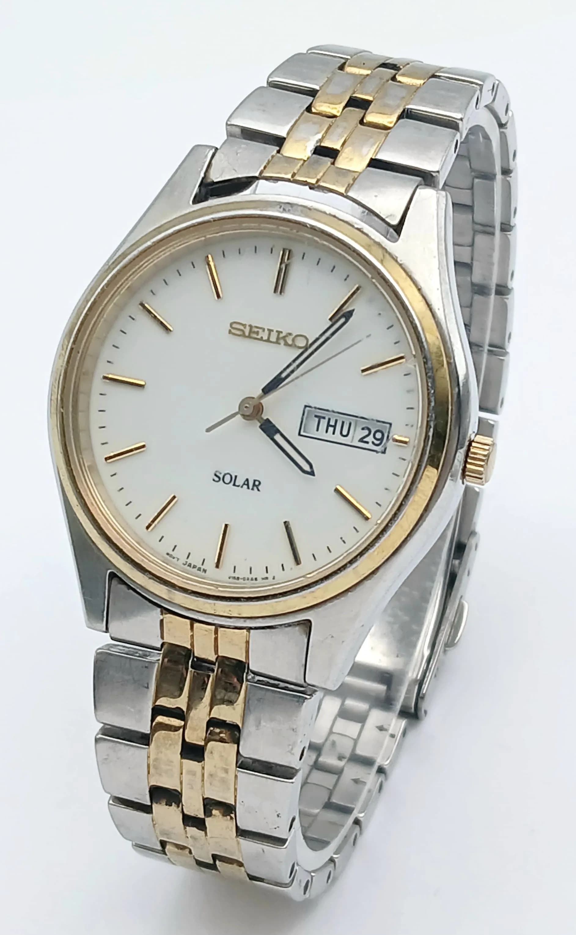 A SEIKO, 2 TONE, WHITE DIAL, SOLAR POWERED, DAY / DATE, BRACELET WATCH. IN WORKING ORDER. S/A 1684 - 1