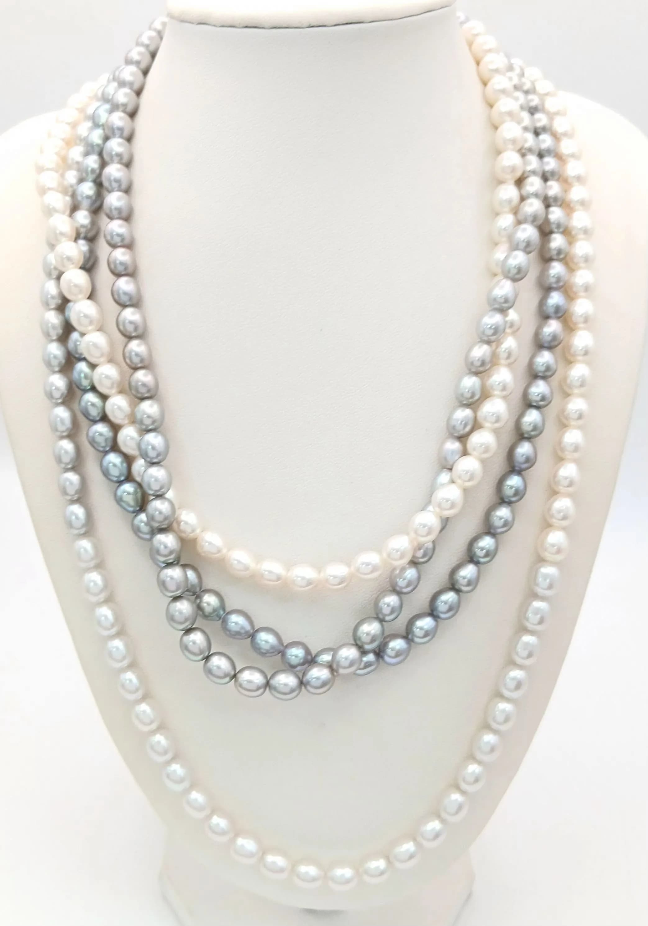 A graceful rope length Gradient Colour Freshwater Pearl Necklace. Approx 200cm in length, strung with freshwater pearls in graduating cream, silver-grey and grey tones. Please see photos for details.