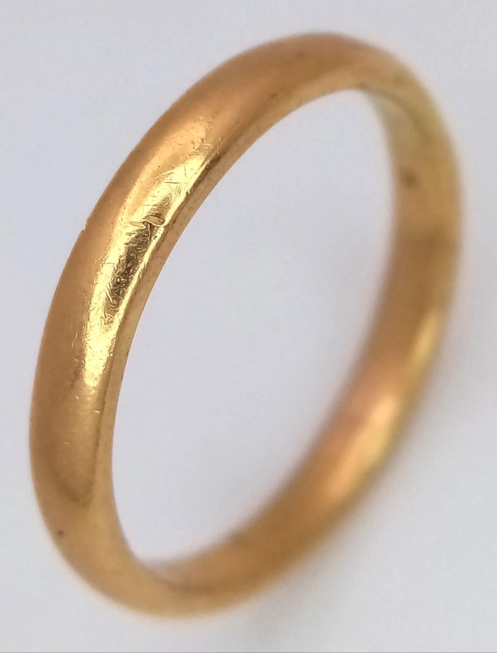 A Classic 22K Yellow Gold Band Ring. 3mm width. Size K. UK hallmarks. 2.9g