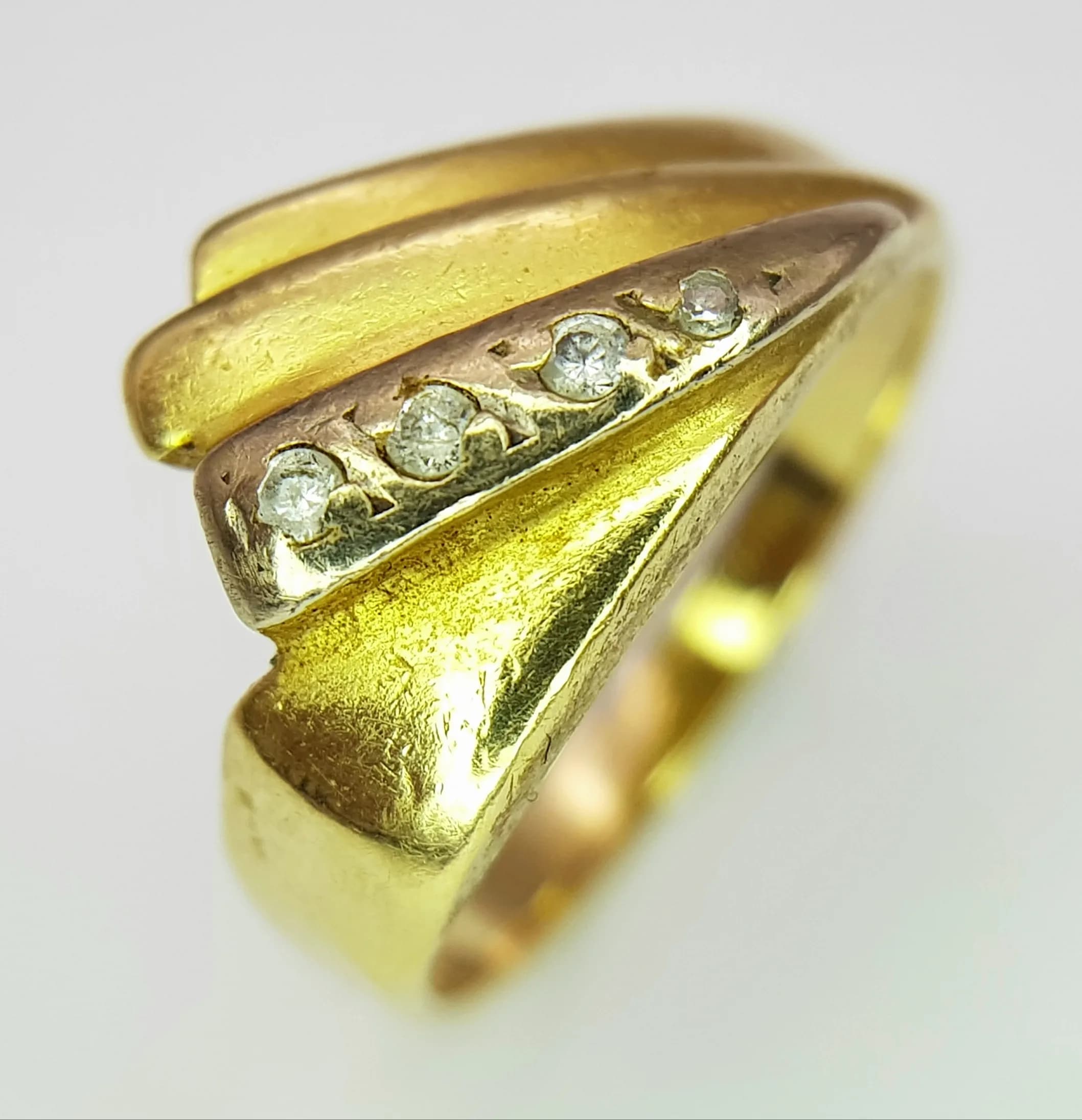 An 18K Yellow Gold White Stone Swirl Ring. Size L. 4g.