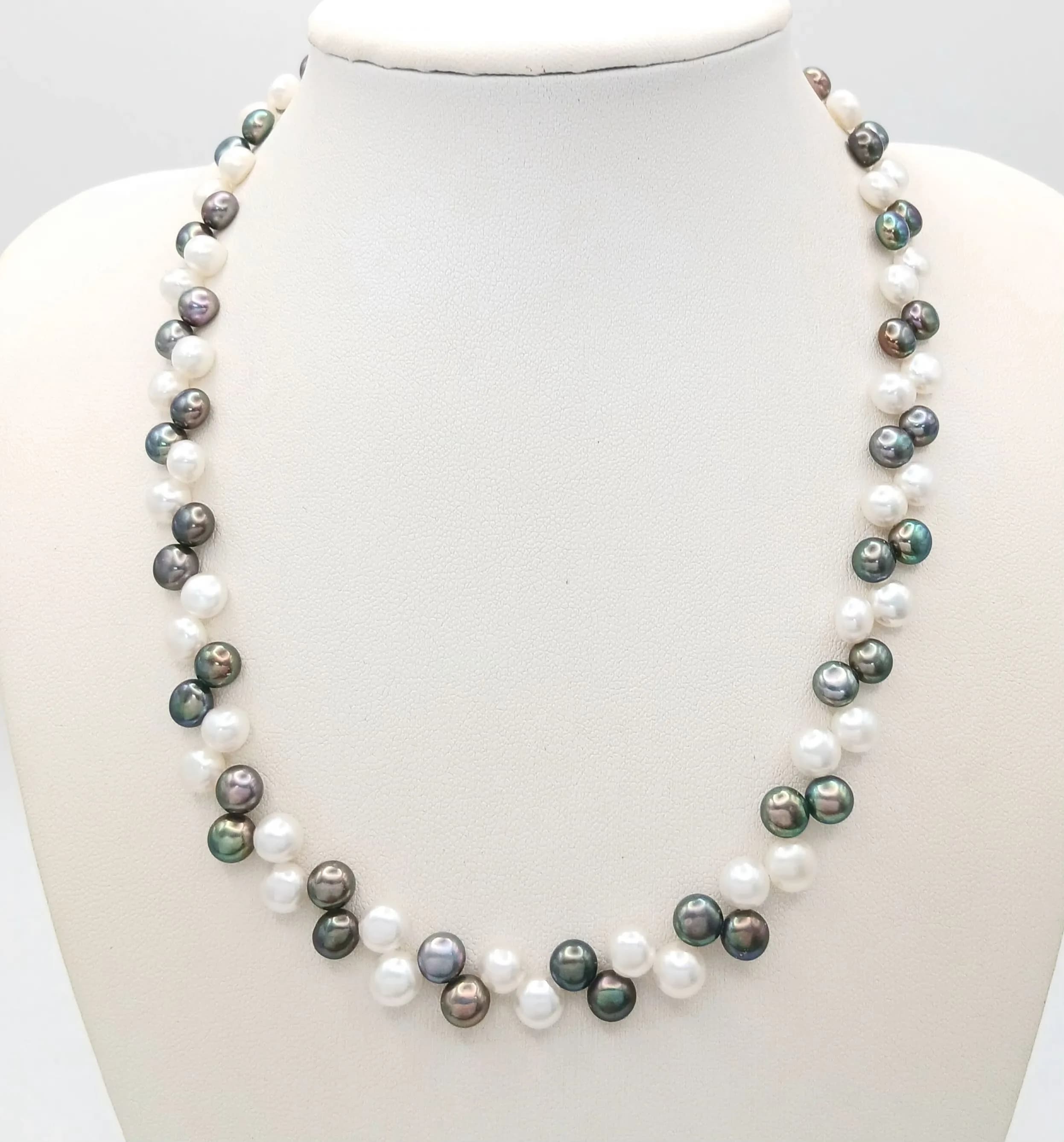 A stylish Multicolour Freshwater Pearl Necklace. Approx 42cm in length, strung with cream and dark grey freshwater pearls and fitted with a decorative floral box clasp. Please see photos for details.