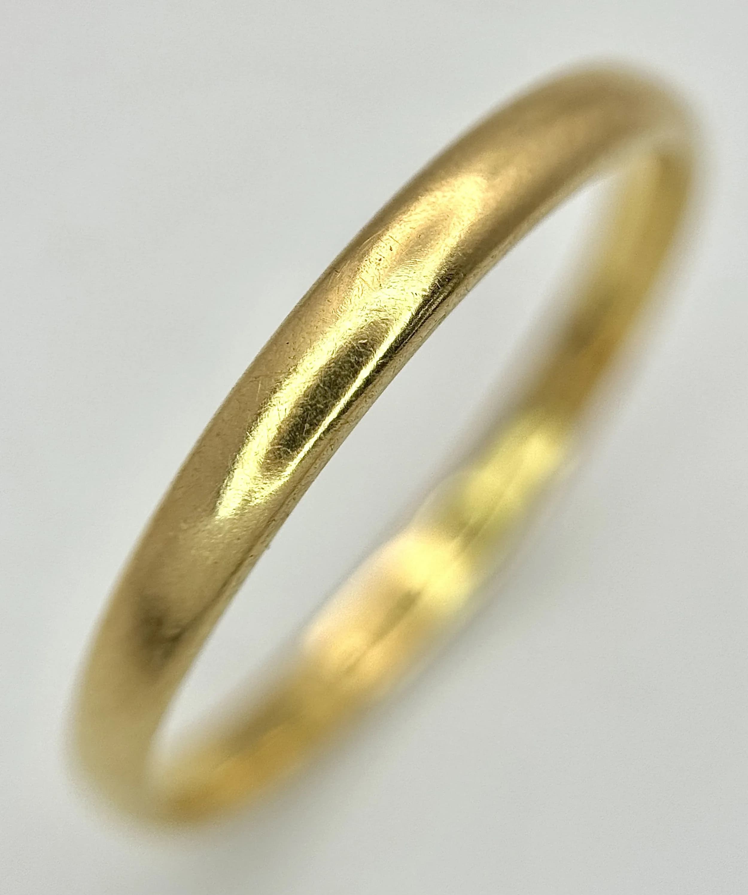 An 18K Yellow Gold Band Ring. 3mm width. Size R. 2.4g.