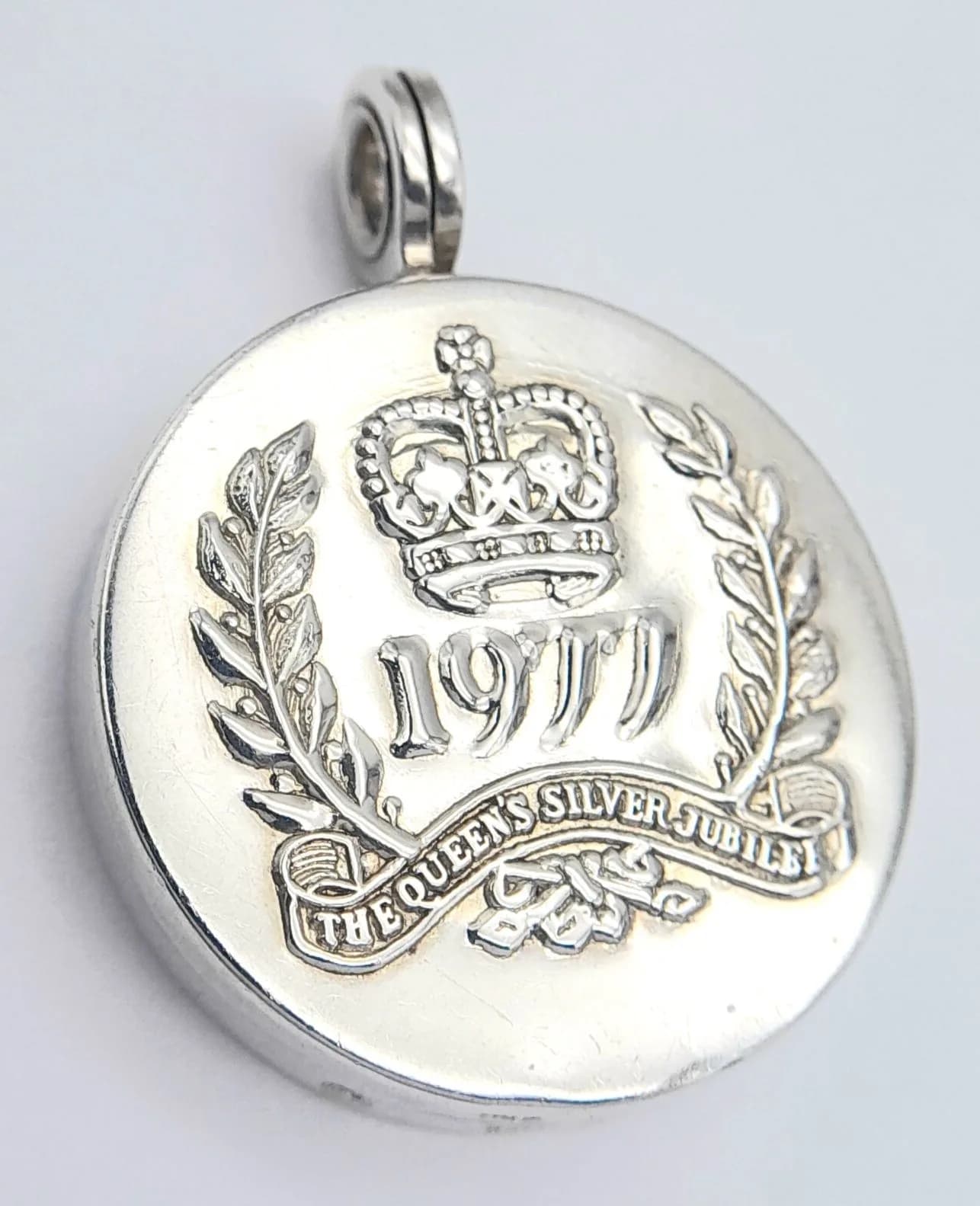 A STERLING SILVER, 1977, THE QUEENS SILVER JUBILEE YEAR, LOCKET PENDANT. 5.8G. SC 5136