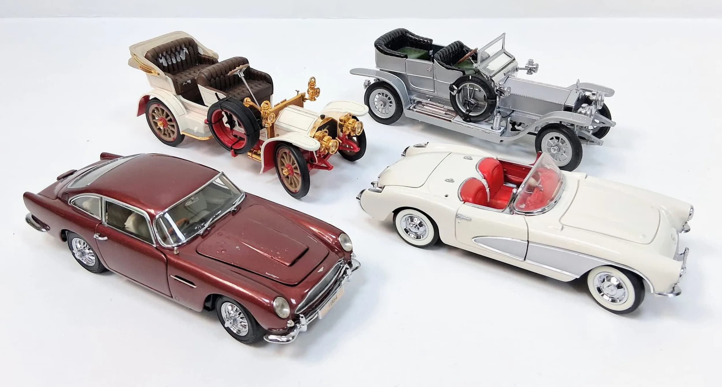 Four Franklin Mint, 1/24th scale die cast cars. An Aston Martin DB5, a Corvette, Rolls Royce silver ghost & a Mercedes Simplex. Some marks to the paint on the DB5, otherwise in good condition. Please see photos.