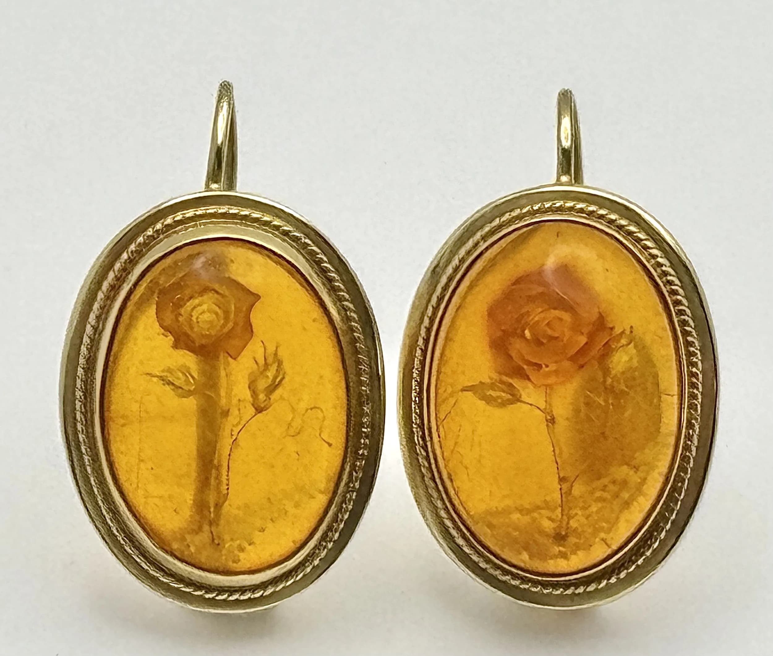 A Pair of 14K Yellow Gold Amber Carved Rose Cabochon Drop Hook Earrings. Hallmarked 585, Total Weight 6 Grams. Ref: 3-3