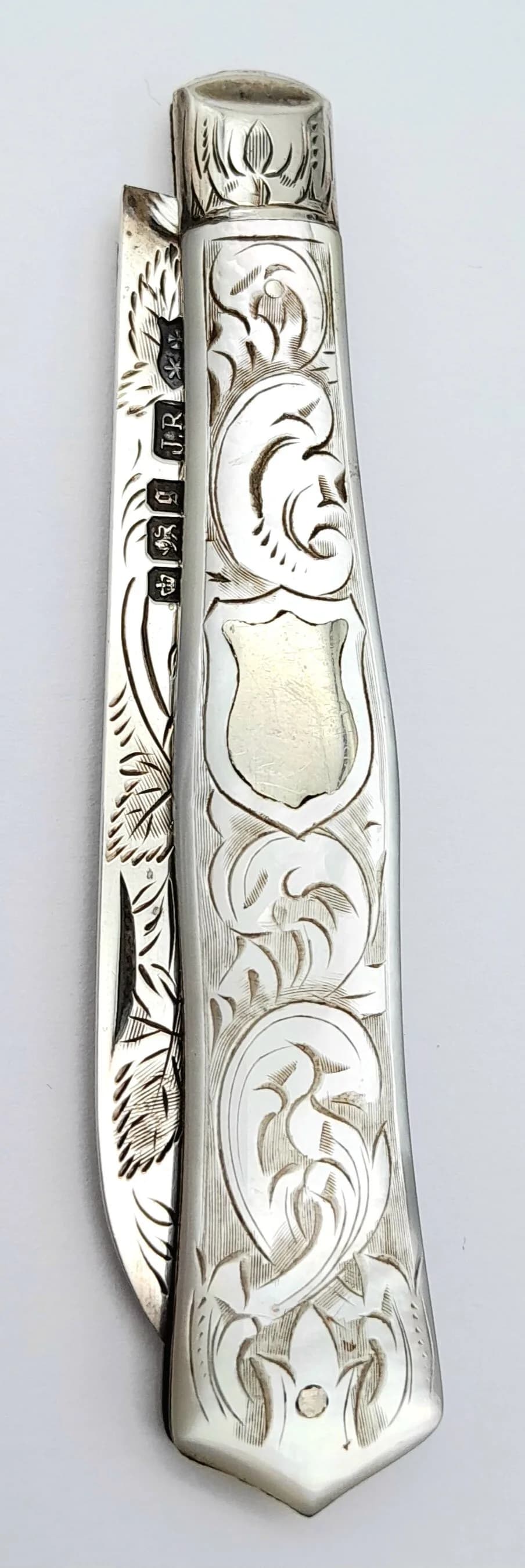 A Beautifully Crafted Victorian Hallmarked Silver and Mother of Pearl Fruit or Pen Knife. 14cm Length Open. Gross weight 22.53 grams.