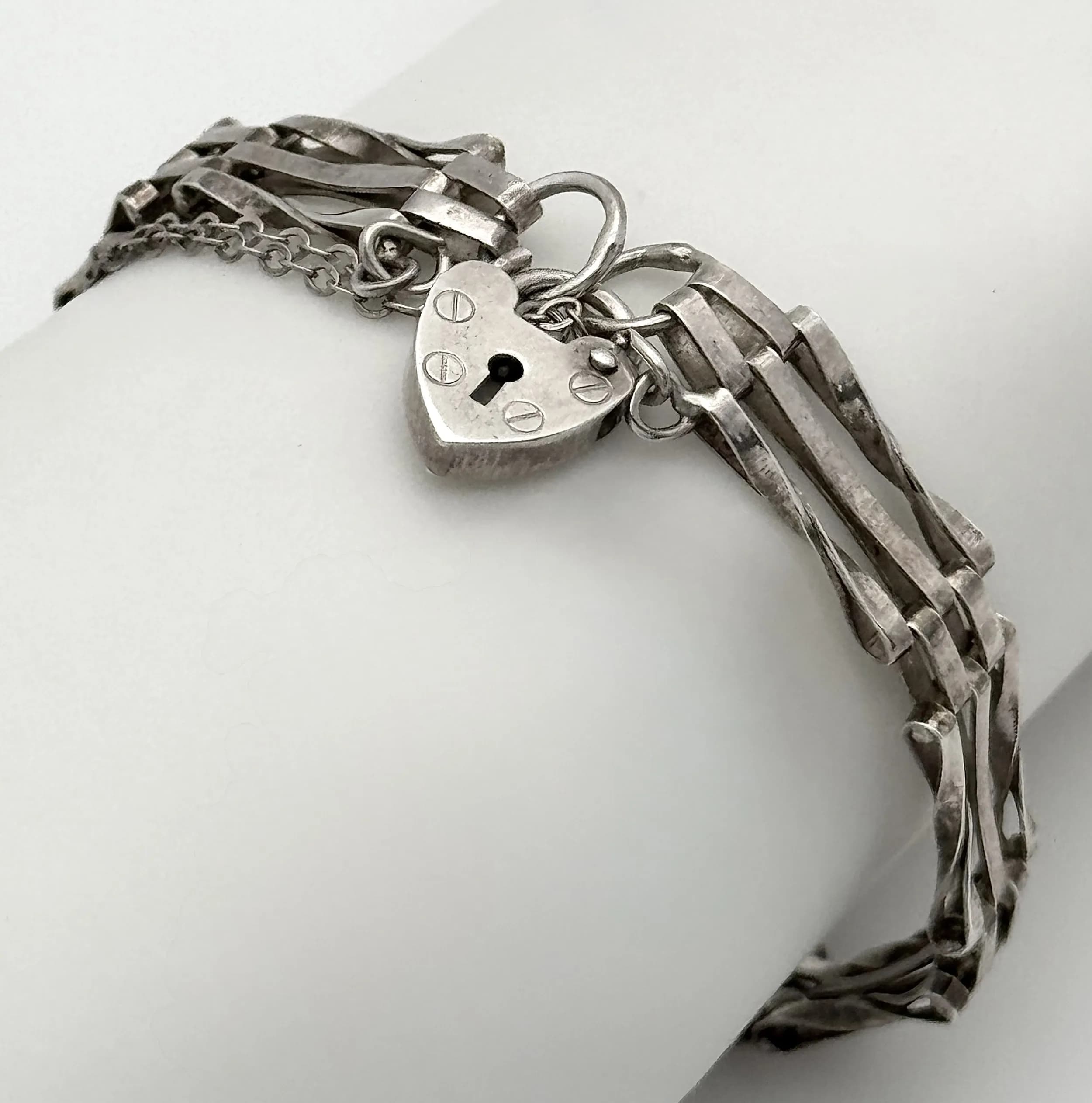 Traditional SILVER ‘GATE BRACELET’ . Complete with Silver Safety Chain and Padlock fastening. Full UK hallmark. Approx 19 cm. Excellent condition, please see pictures.