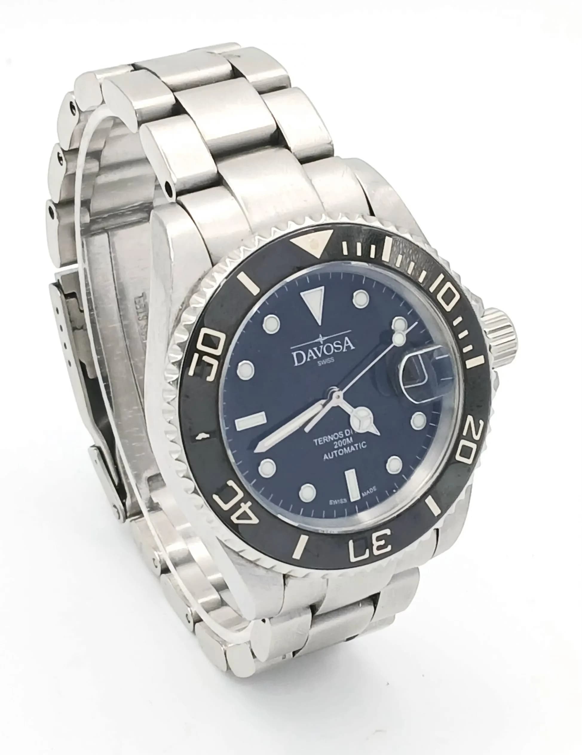 A Men’s Stainless Steel 200m Davosa Ternos Automatic Professional Dive Watch. 40mm Case. Ceramic Bezel, Sapphire Crystal. Davosa’s Nod to the Rolex Submariner. Comes with Paperwork and Spare Links
